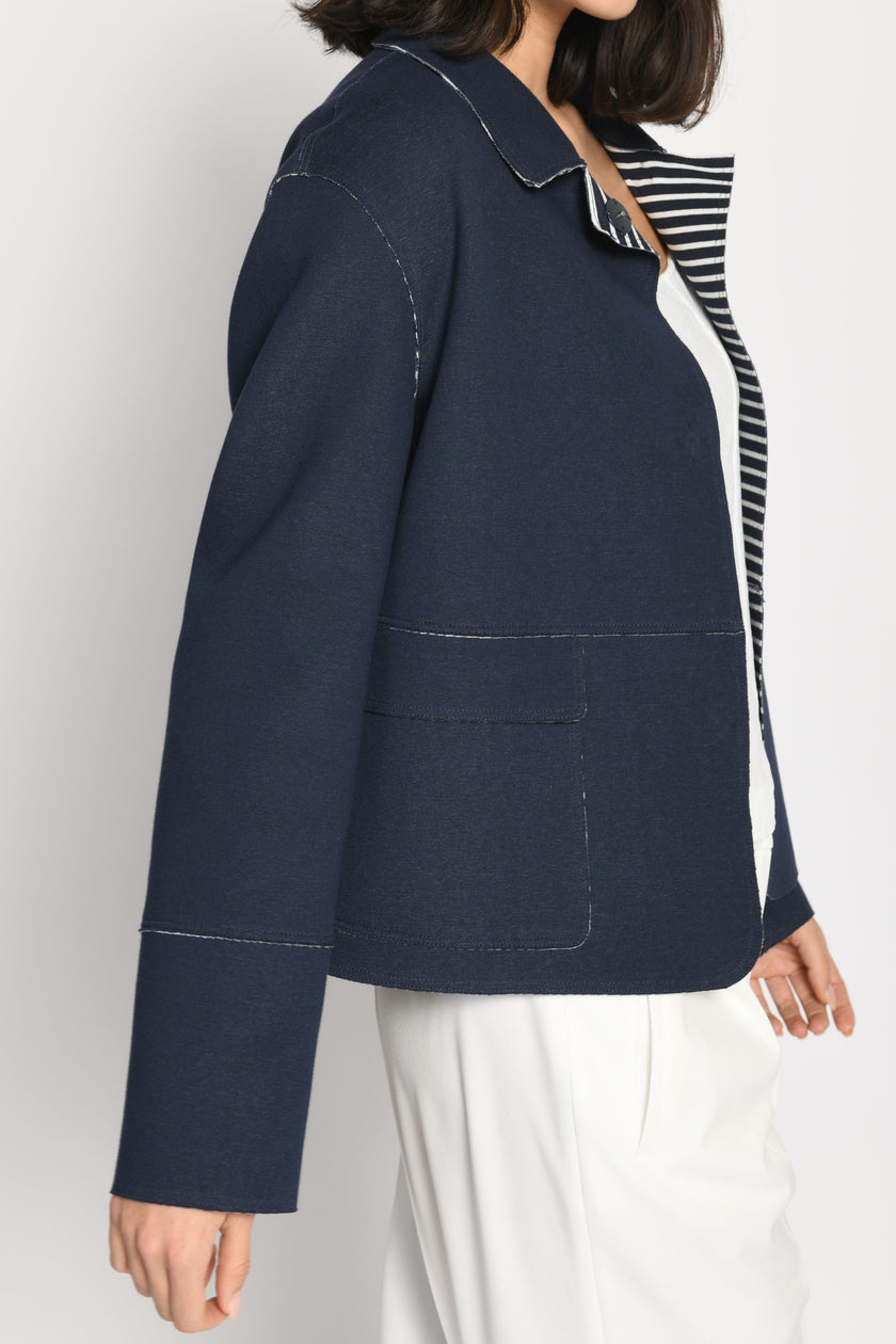 Model trägt Kastenjacke aus Scuba mit kontrastiger Innenseite – Seitenansicht von links