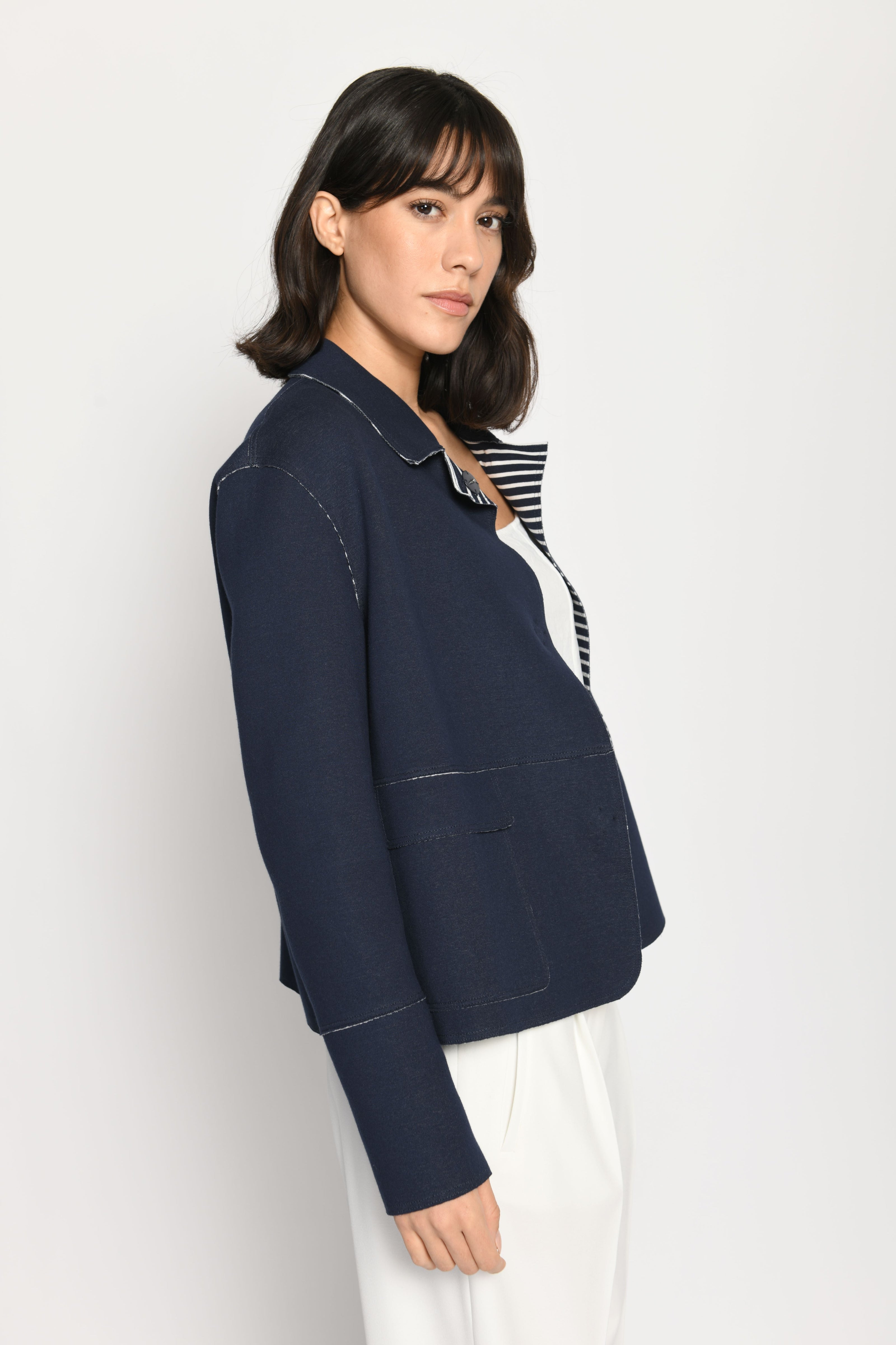 Model trägt Kastenjacke aus Scuba mit kontrastiger Innenseite – Seitenansicht von links