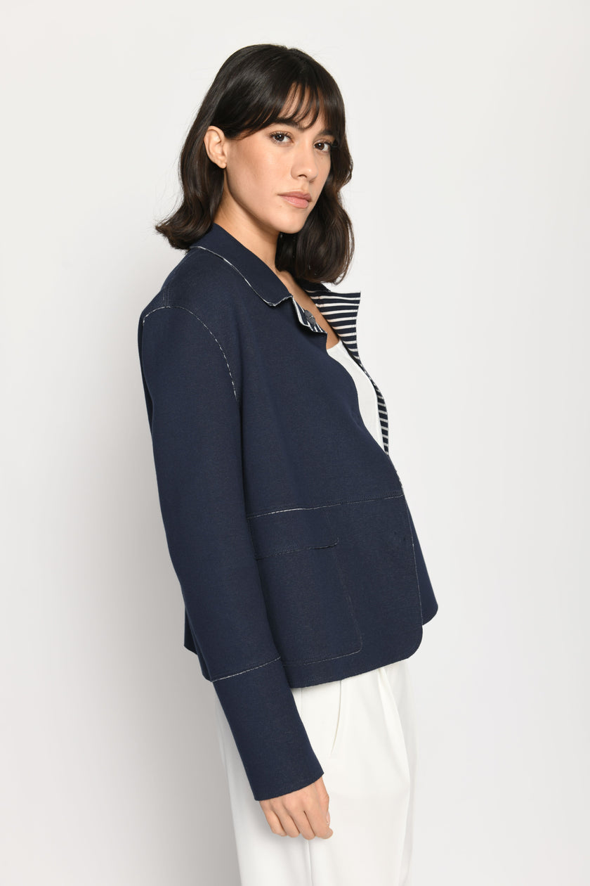 Model trägt Kastenjacke aus Scuba mit kontrastiger Innenseite – Seitenansicht von links