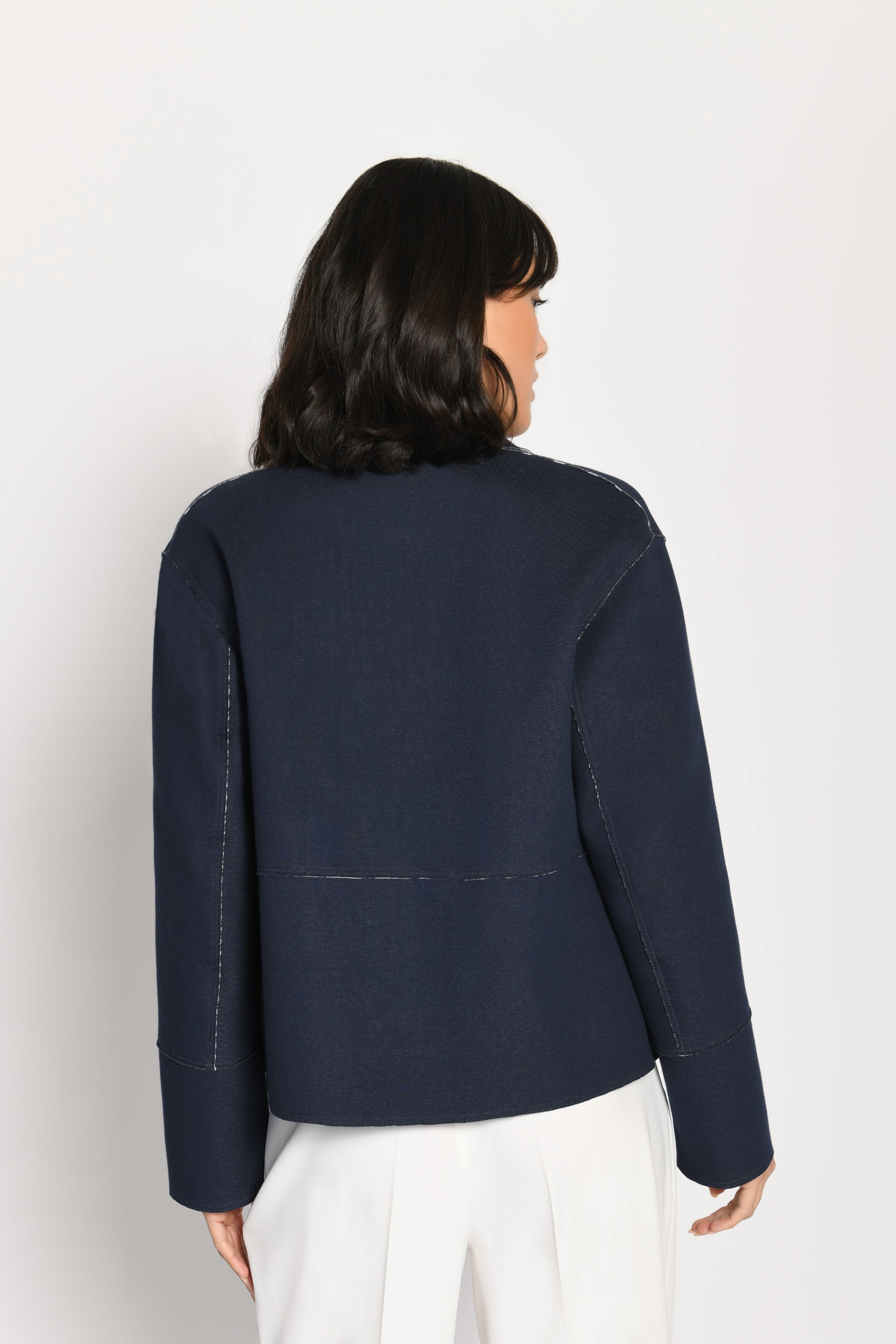 Model trägt Kastenjacke aus Scuba mit kontrastiger Innenseite – Rückansicht