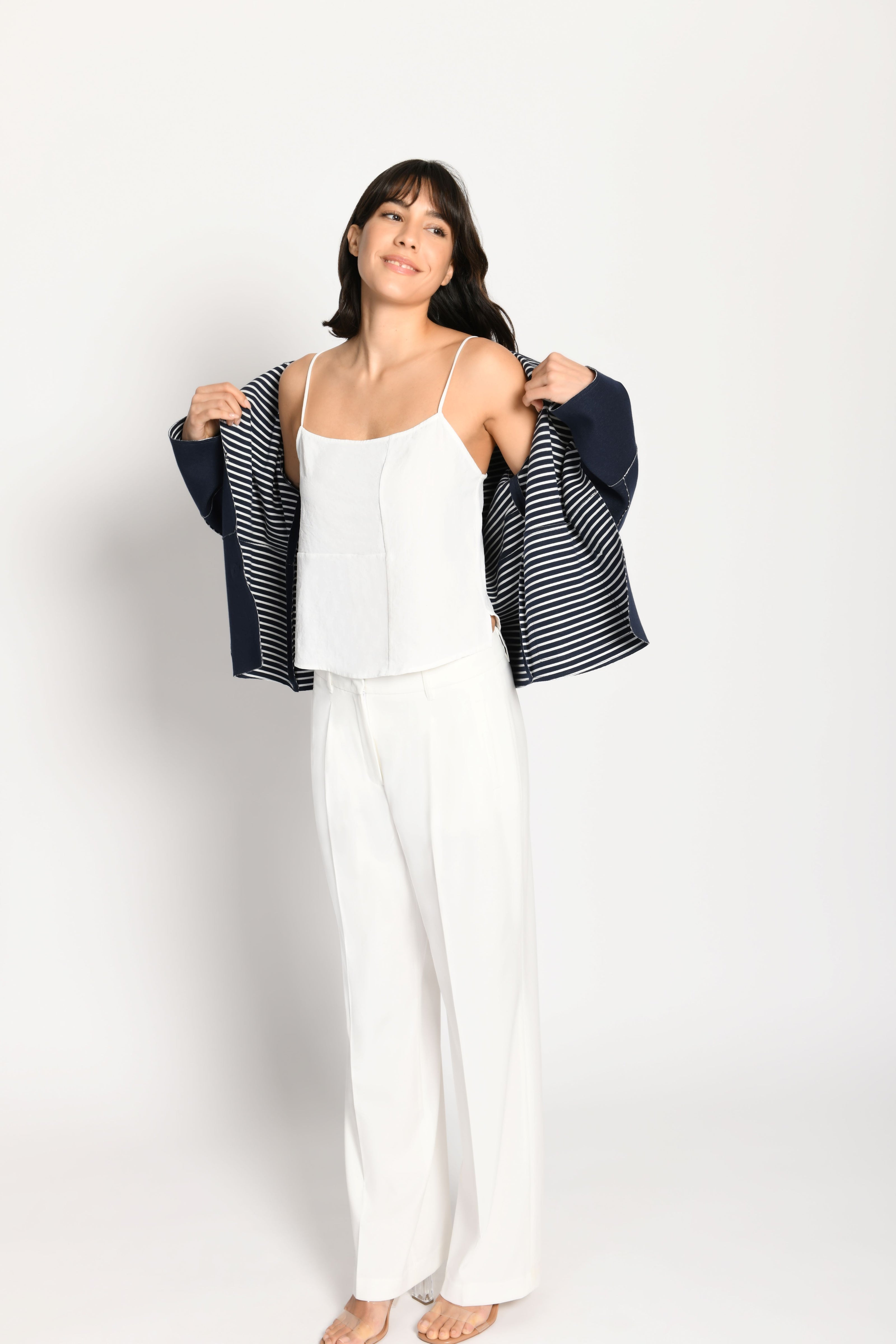 Model trägt Kastenjacke aus Scuba mit kontrastiger Innenseite – Vorderseite