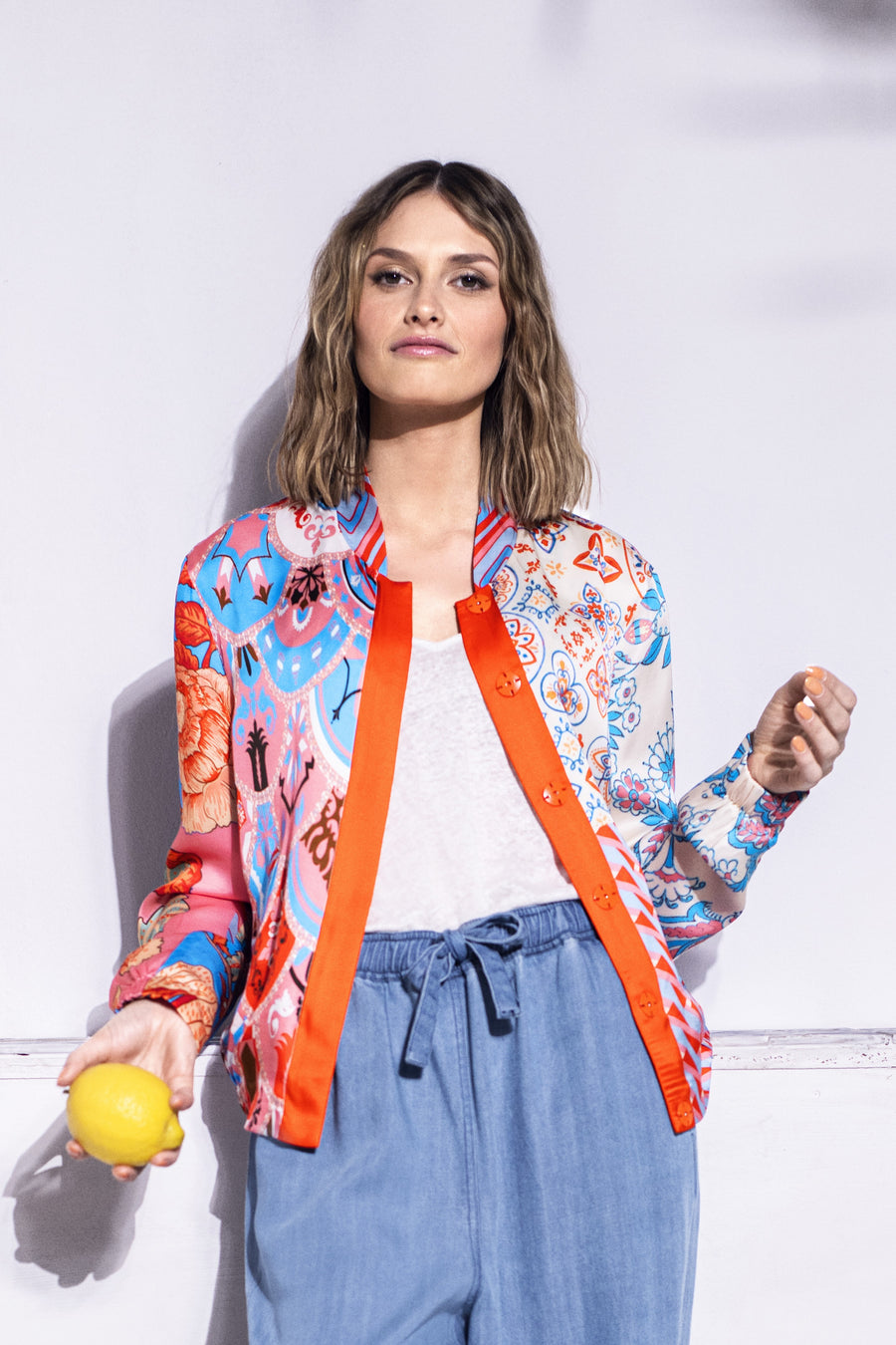 Farbenfroher Damen-Blouson im Regular-Fit-Schnitt in Kombination mit passender blauer Hose – Vorderansicht