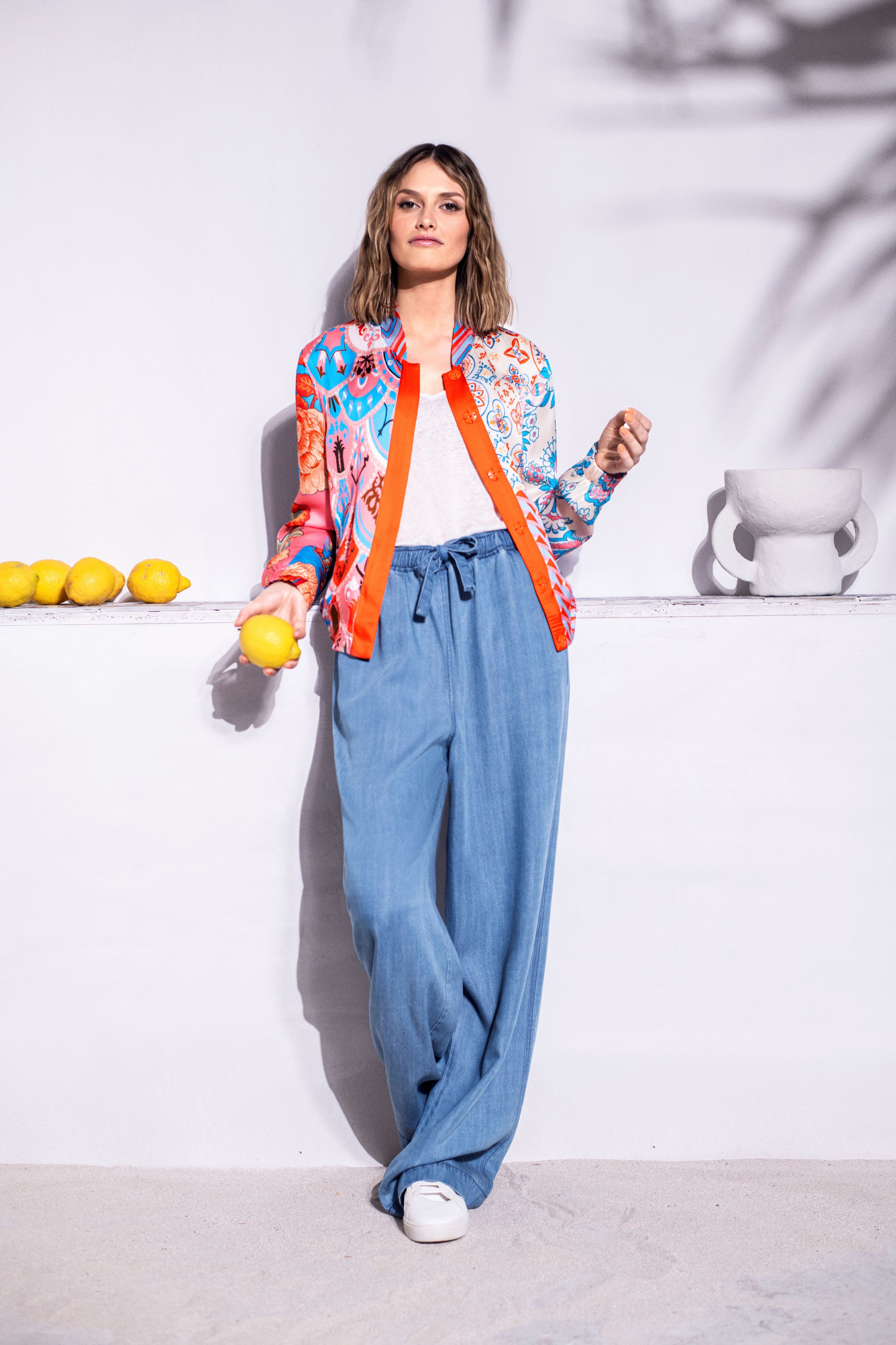 Lässige Lyocell-Hose in Jeansblau mit weit geschnittenen Beinen und gerafftem Bund mit Tunnelzug – Vorderansicht