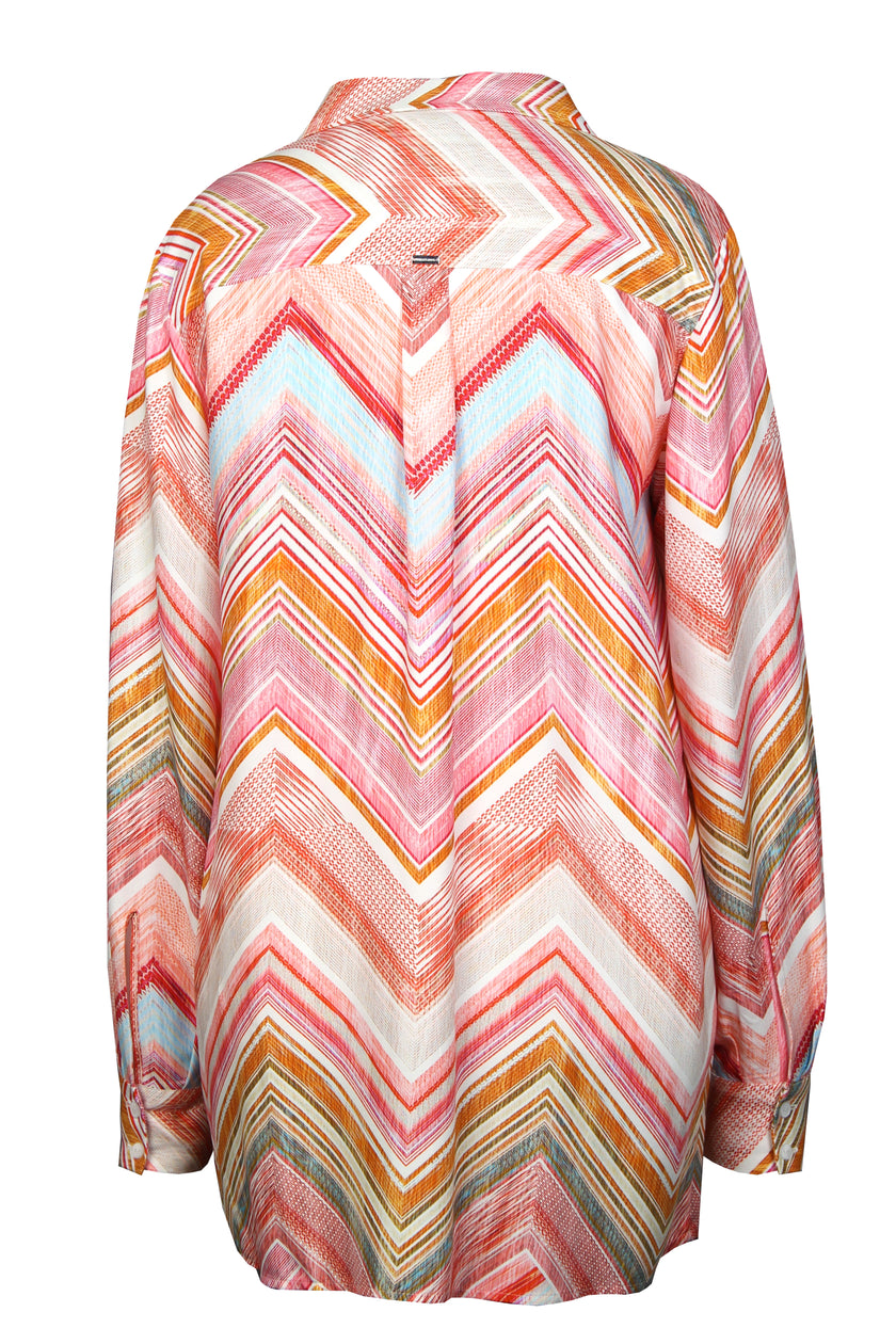 Mannequin-Aufnahme der locker geschnittenen, langärmeligen Druckbluse in den Farben Pink, Orange, Hellblau – Rückansicht