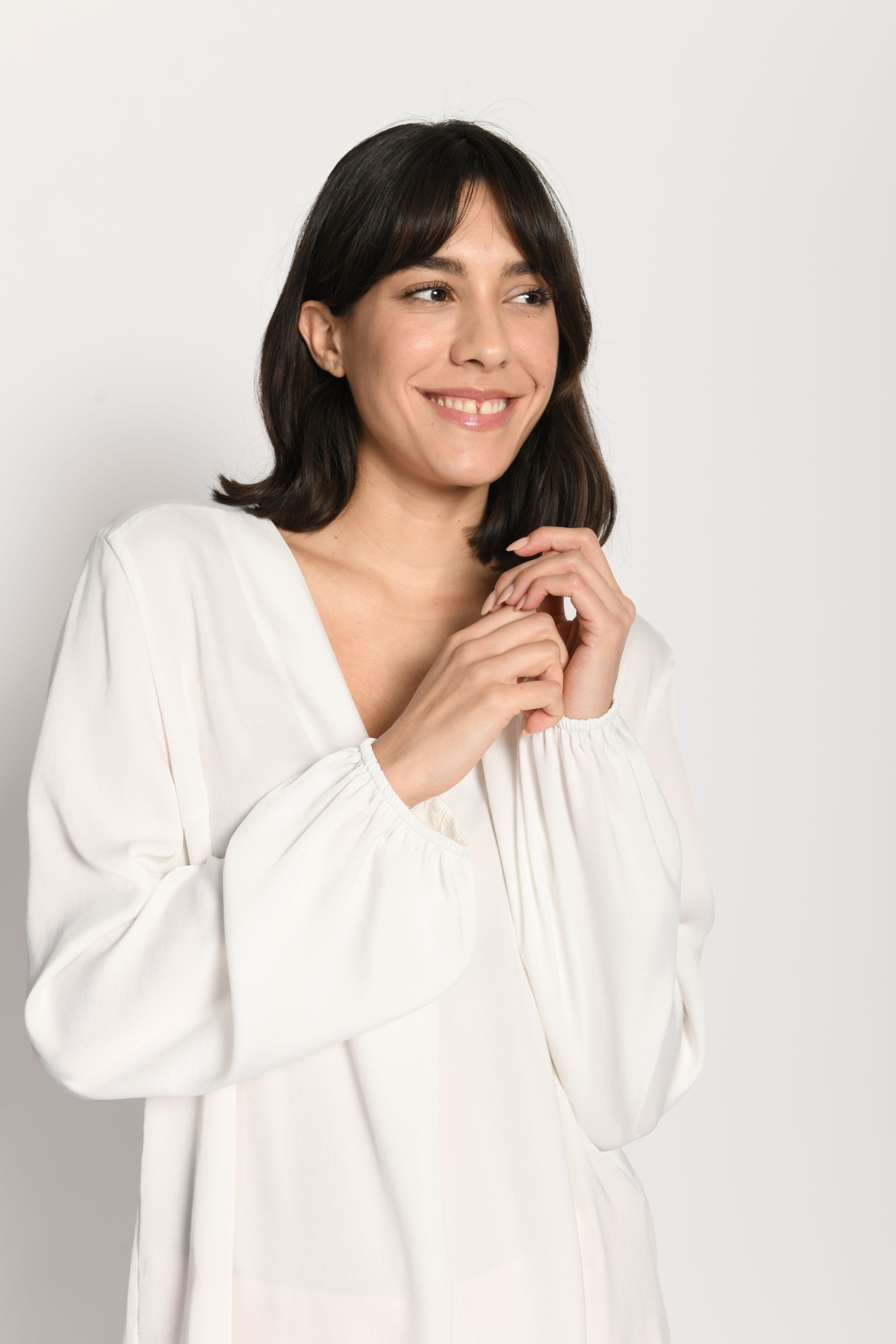 Weiße langärmelige Bluse aus fließendem Material mit V-Ausschnitt – Vorderansicht