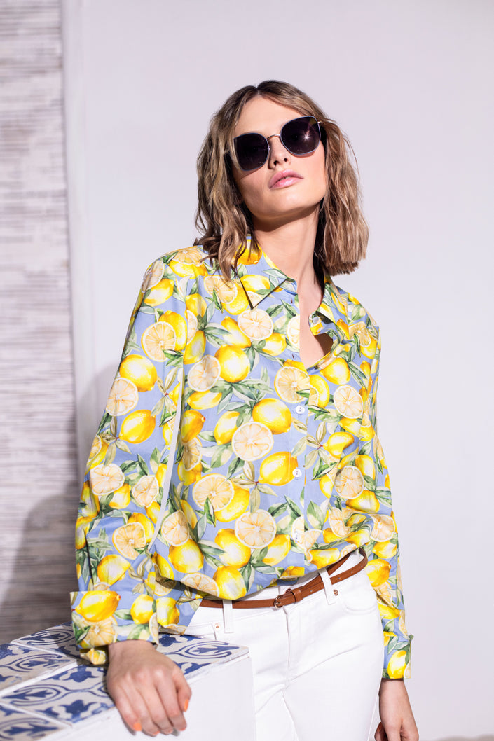 Model trägt hellblaue Damenbluse mit gelbem Zitronen-Print – Vorderansicht