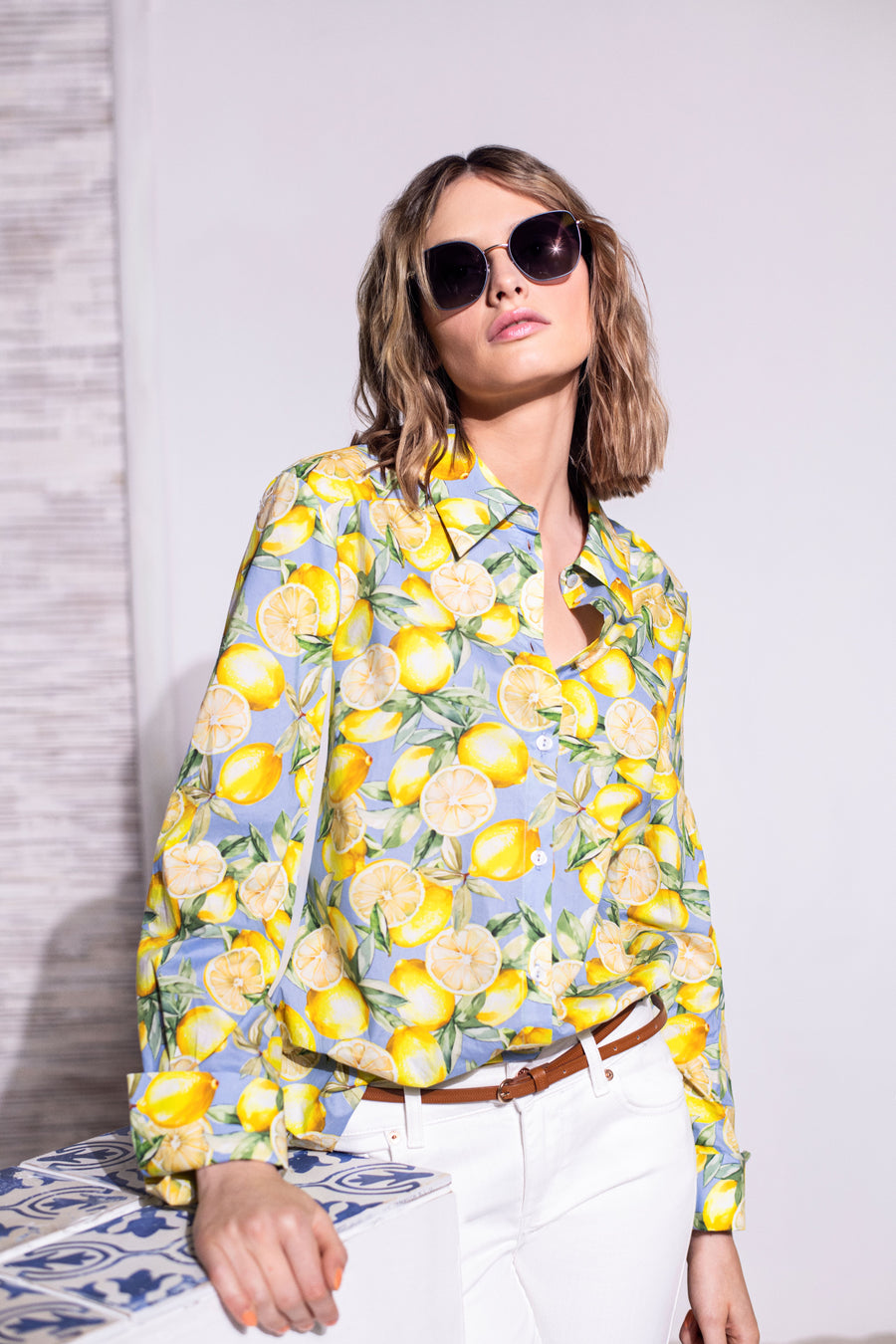 Model trägt hellblaue Damenbluse mit gelbem Zitronen-Print – Vorderansicht