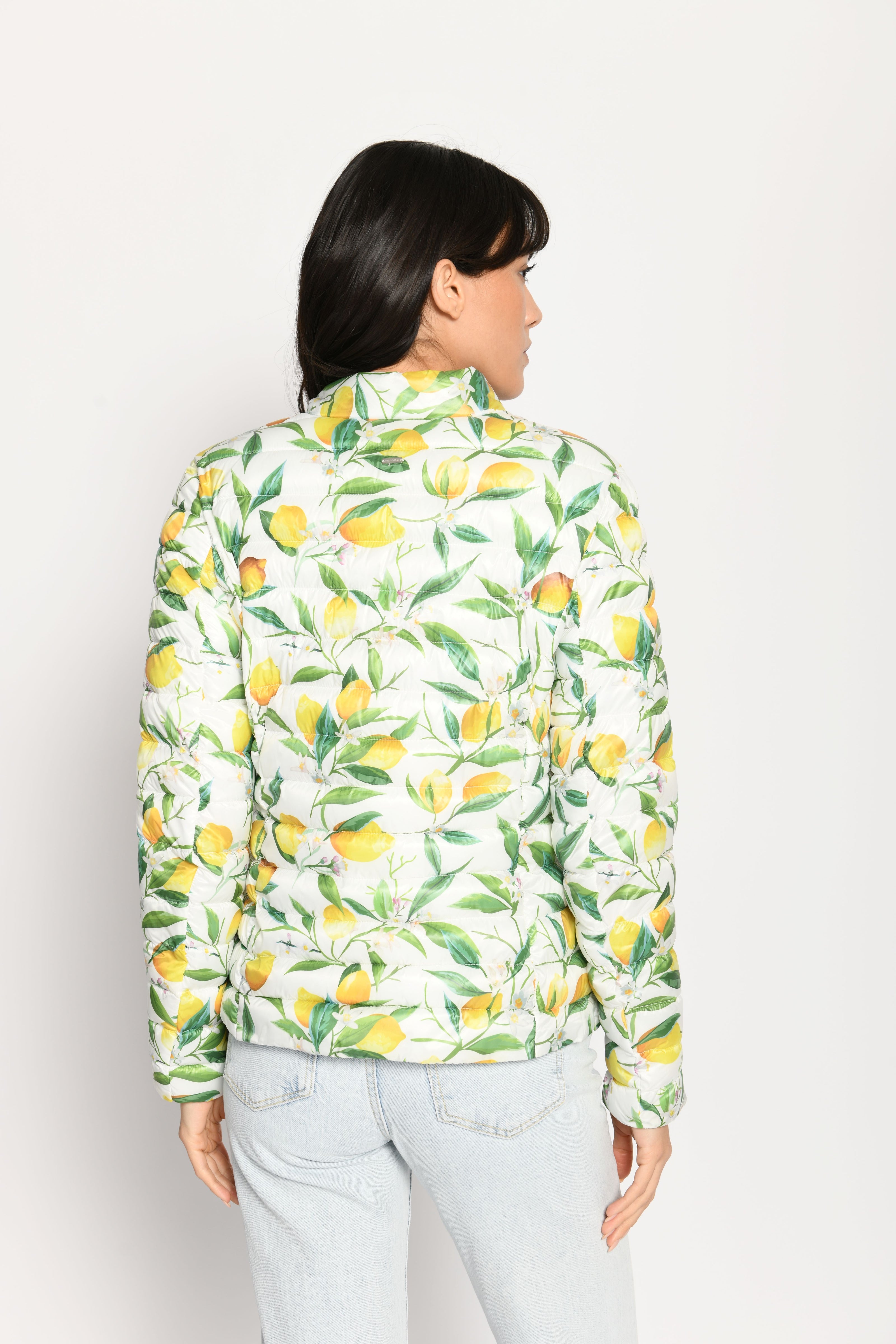 Model trägt leichte Steppjacke für Damen mit kräftigem Zitronen-Print auf weißer Jacke – Rückansicht