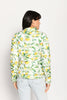 Model trägt leichte Steppjacke für Damen mit kräftigem Zitronen-Print auf weißer Jacke – Rückansicht