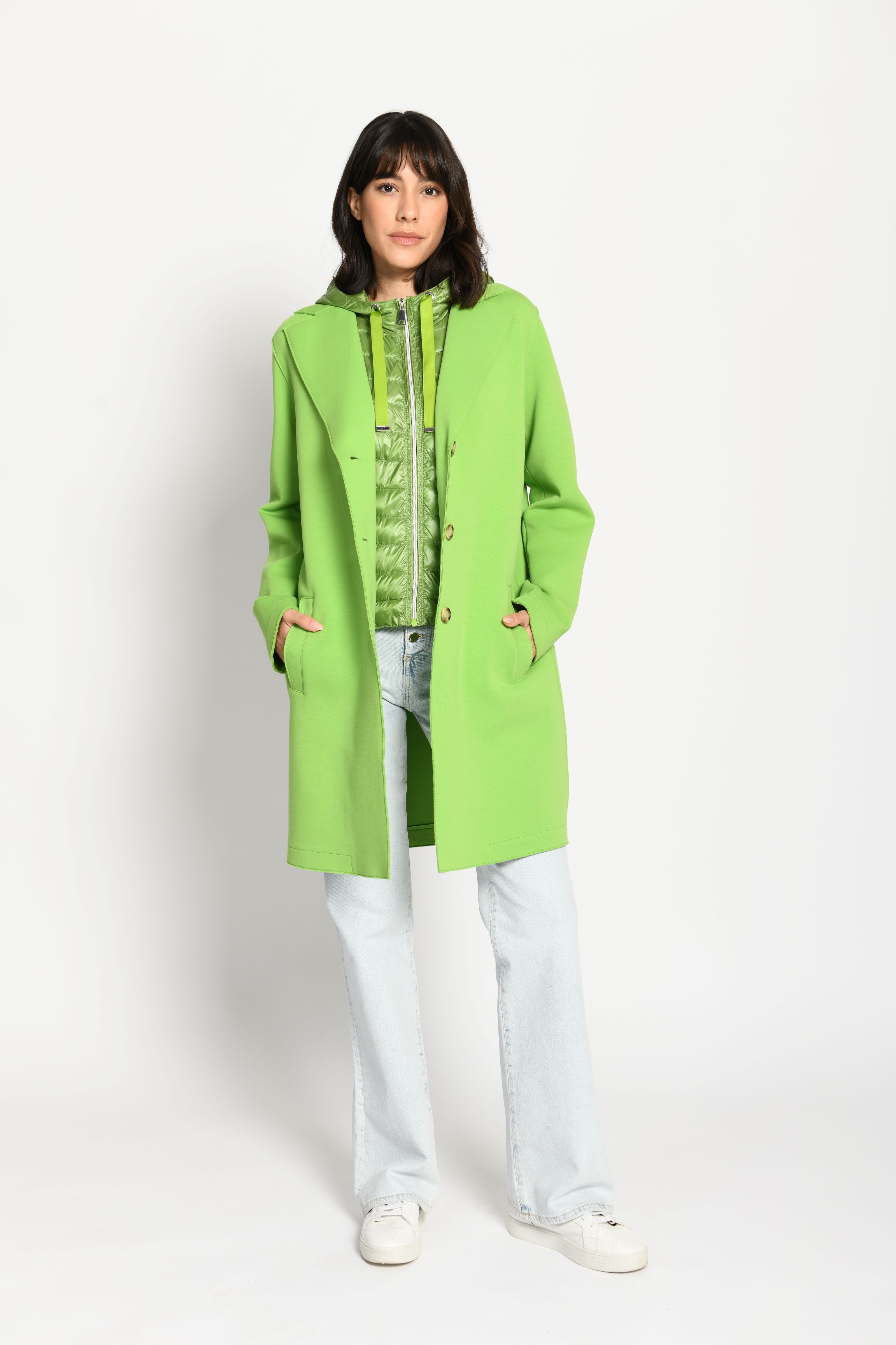 Grüner Kurzmantel aus Scuba mit herausnehmbarem, farblich abgesetzem grünen Westeneinsatz – Vorderansicht