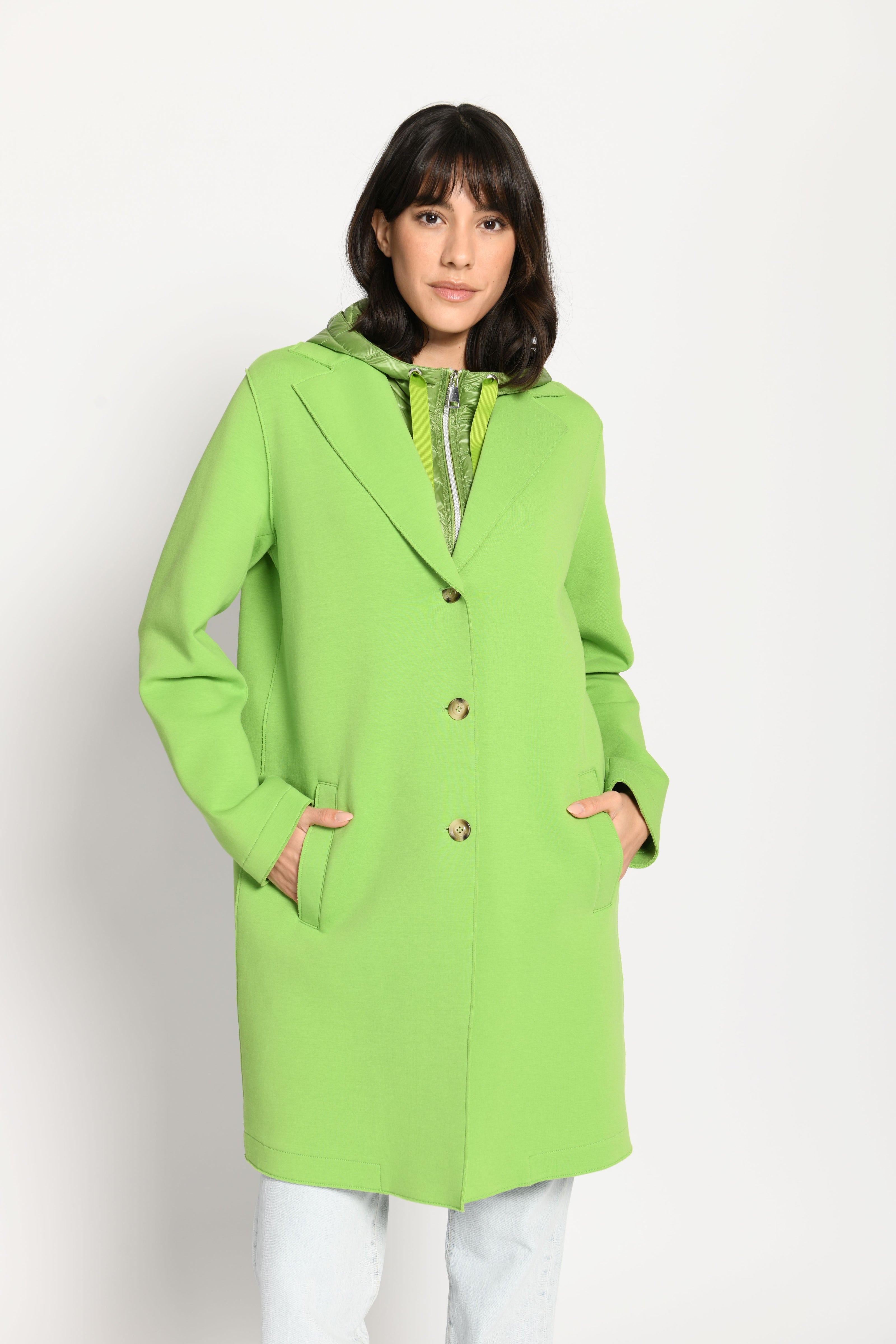 Grüner Mantel aus Scuba mit herausnehmbarem, farblich abgesetzem grünen Westeneinsatz und sichtbaren Taschen – Vorderansicht