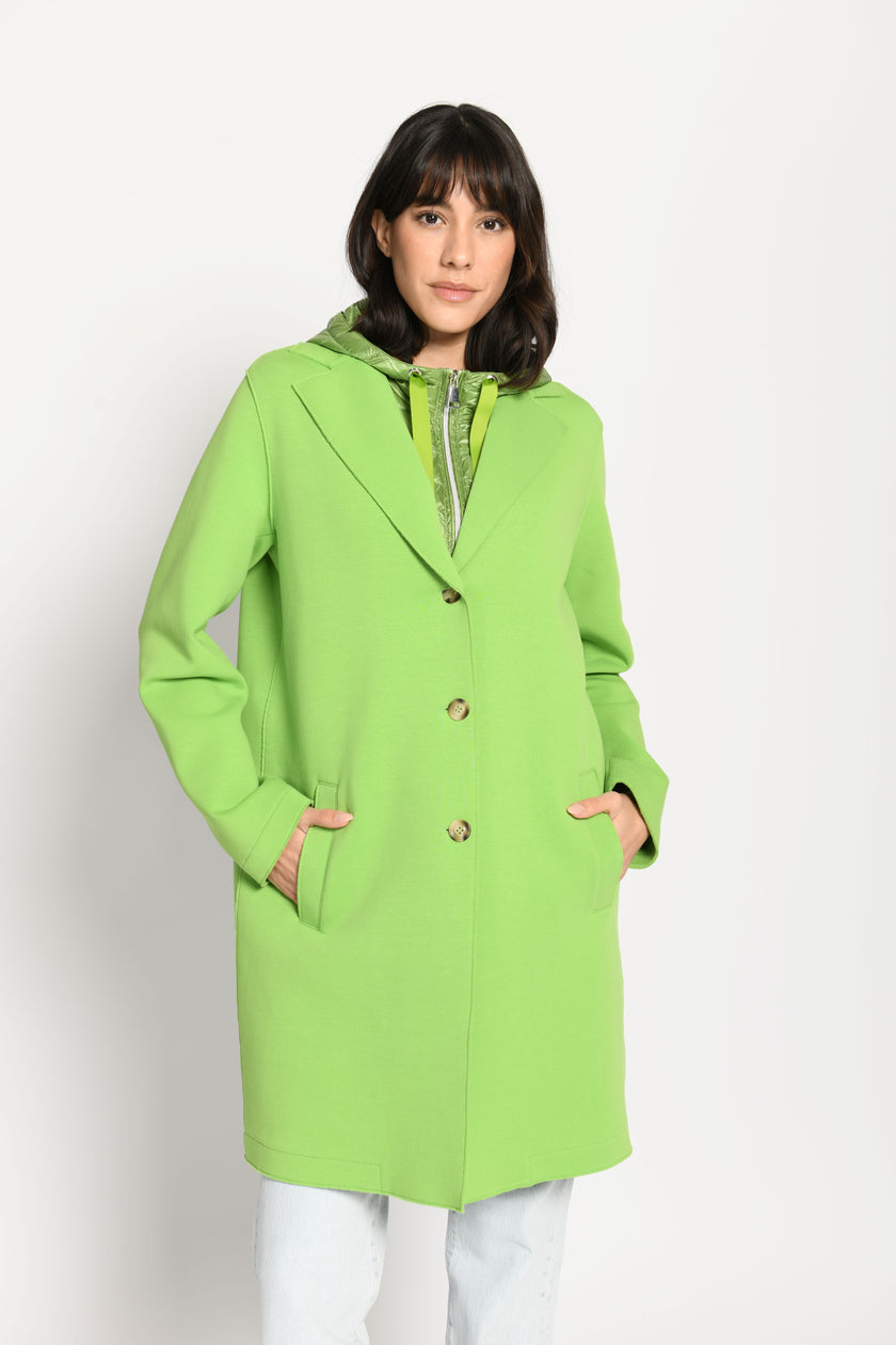 Grüner Mantel aus Scuba mit herausnehmbarem, farblich abgesetzem grünen Westeneinsatz und sichtbaren Taschen – Vorderansicht