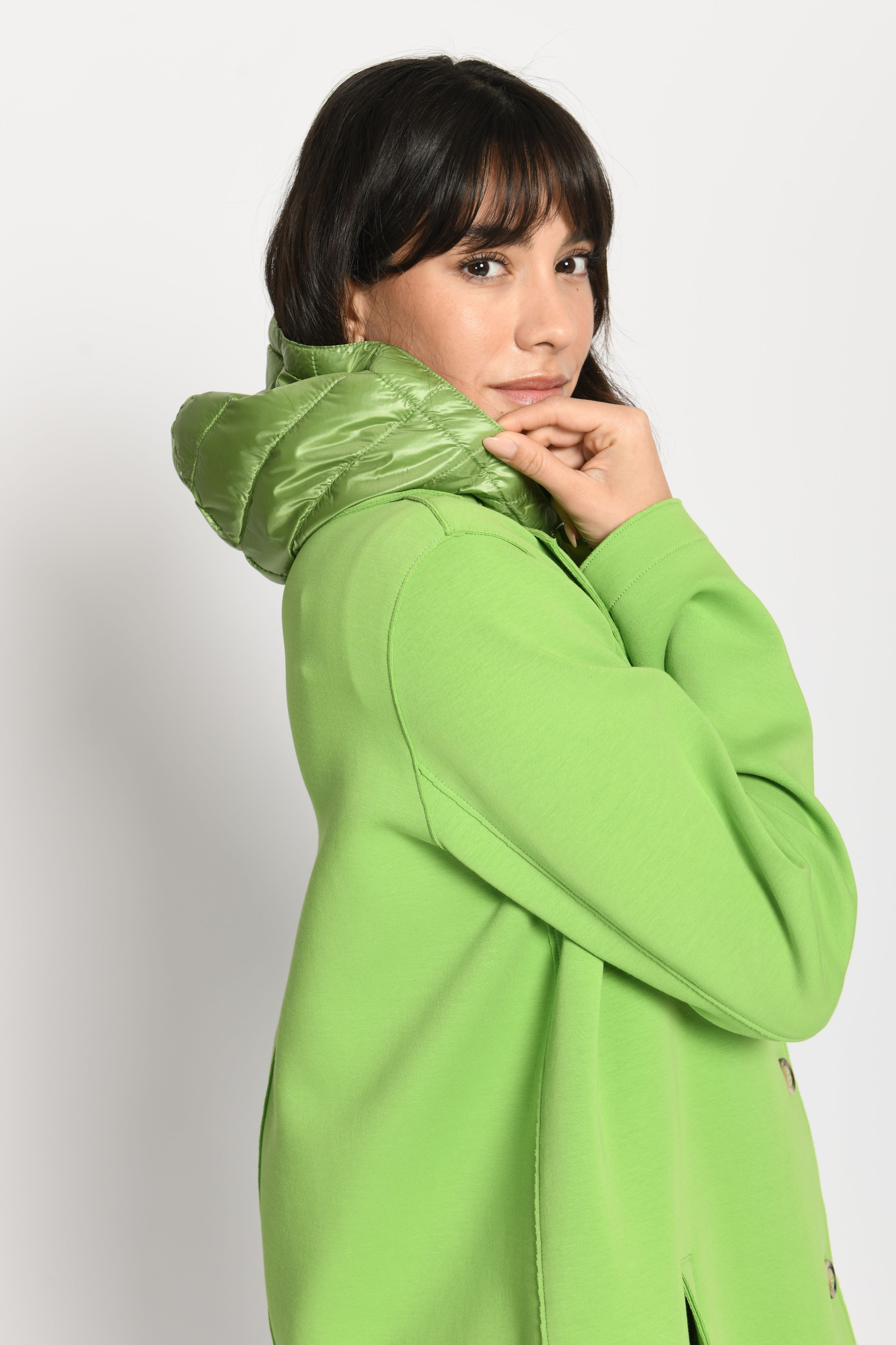 Grüner Kurzmantel aus Scuba mit Westeneinsatz und sichtbarer Kapuze – linke Seitenansicht, Detailaufnahme