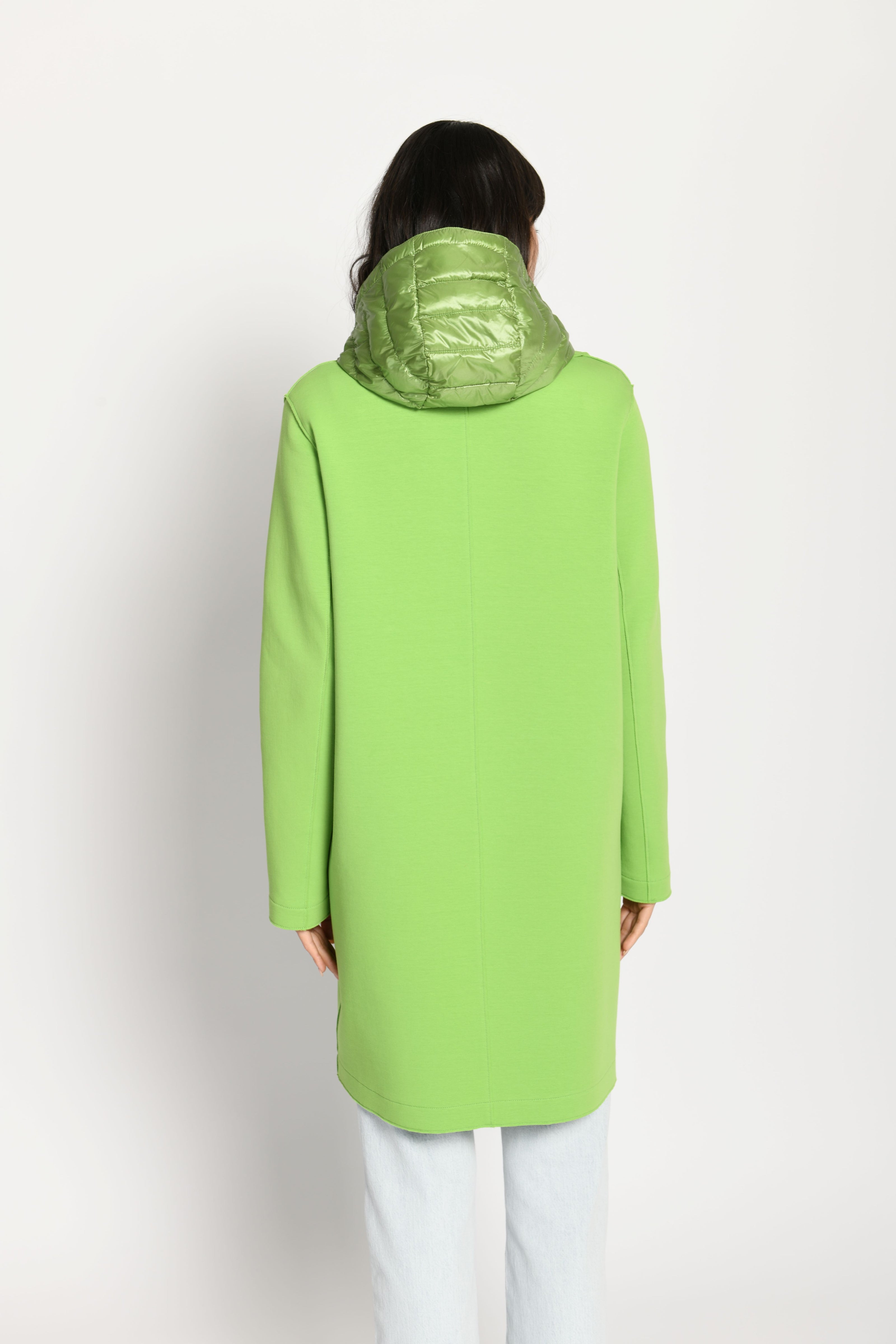 Grüner Kurzmantel aus Scuba mit herausnehmbarem, farblich abgesetzem grünen Westeneinsatz – Rückansicht