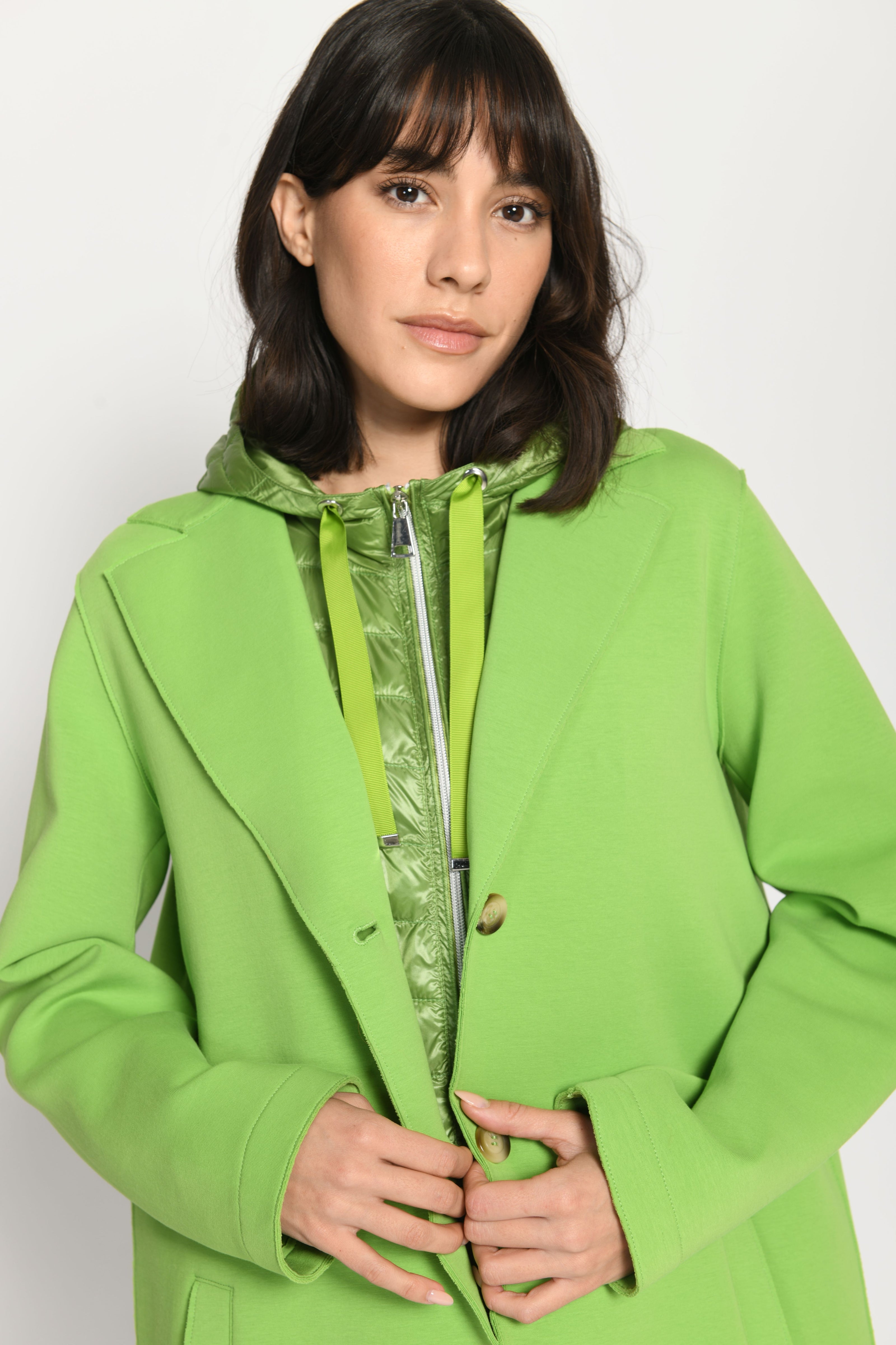 Detailaufnahme des sichtbaren grünen Westeneinsatzes inklusive Reißverschluss und offener Knopfleiste – Vorderseite