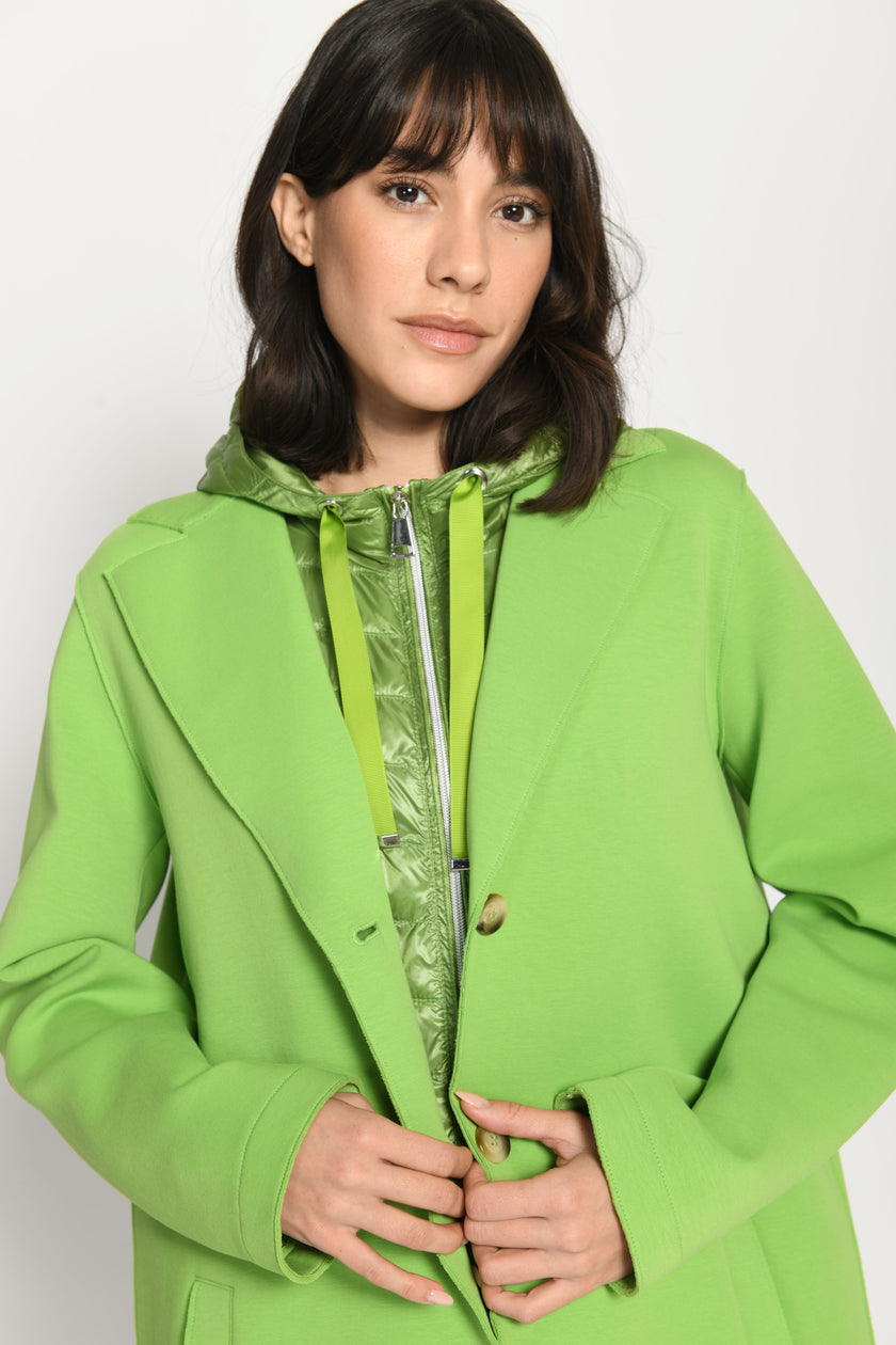 Detailaufnahme des sichtbaren grünen Westeneinsatzes inklusive Reißverschluss und offener Knopfleiste – Vorderseite