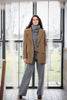 Model trägt Outdoor-Blazer in der Farbe Braun, cool kombiniert mit grauem Rollkragenpullover – Vorderansicht, stehend