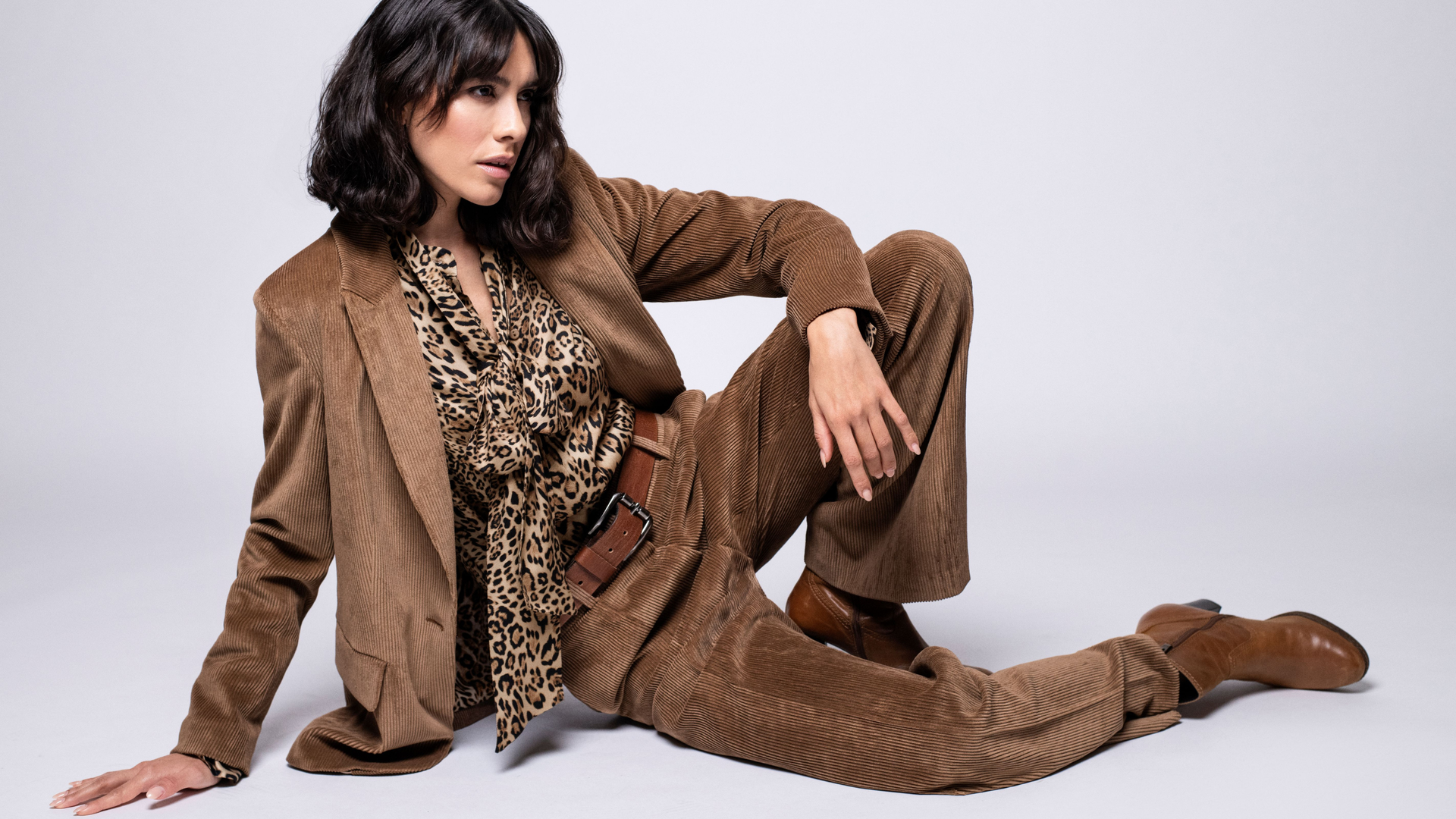 Model trägt Cord Kombi aus Blazer und Hose.