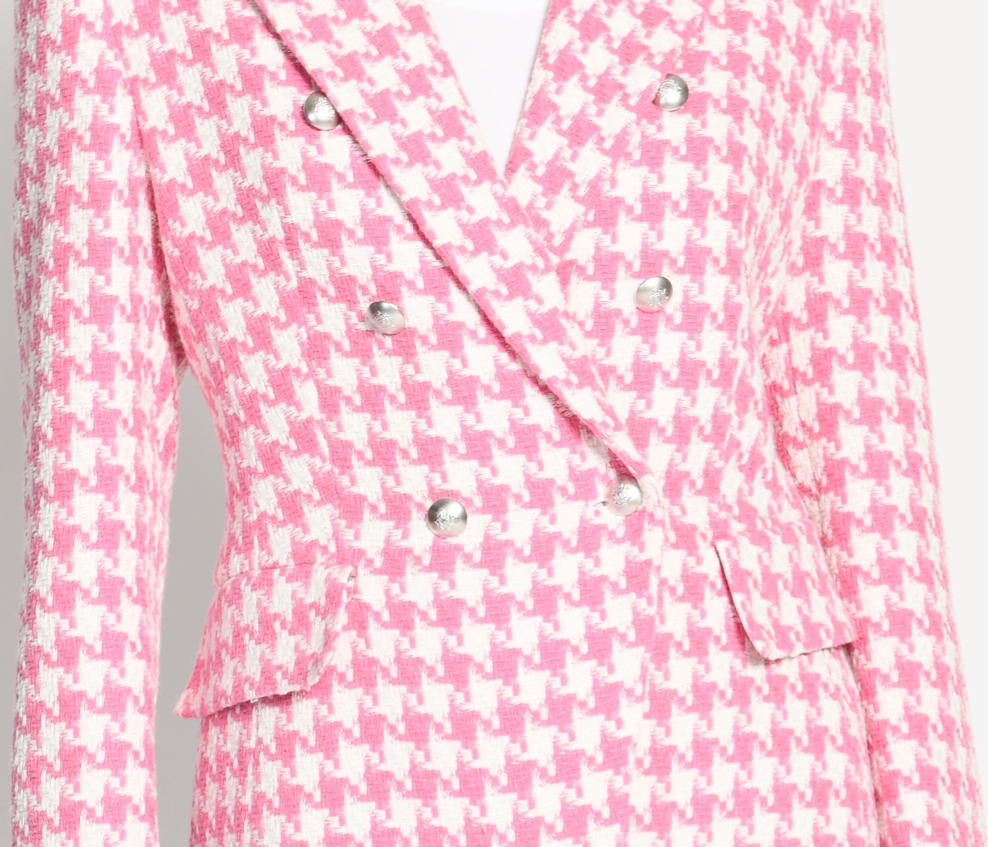 Detailaufnahme des Pepita-Musters in Rosa und Weiß auf leicht tailliertem Damenblazer
