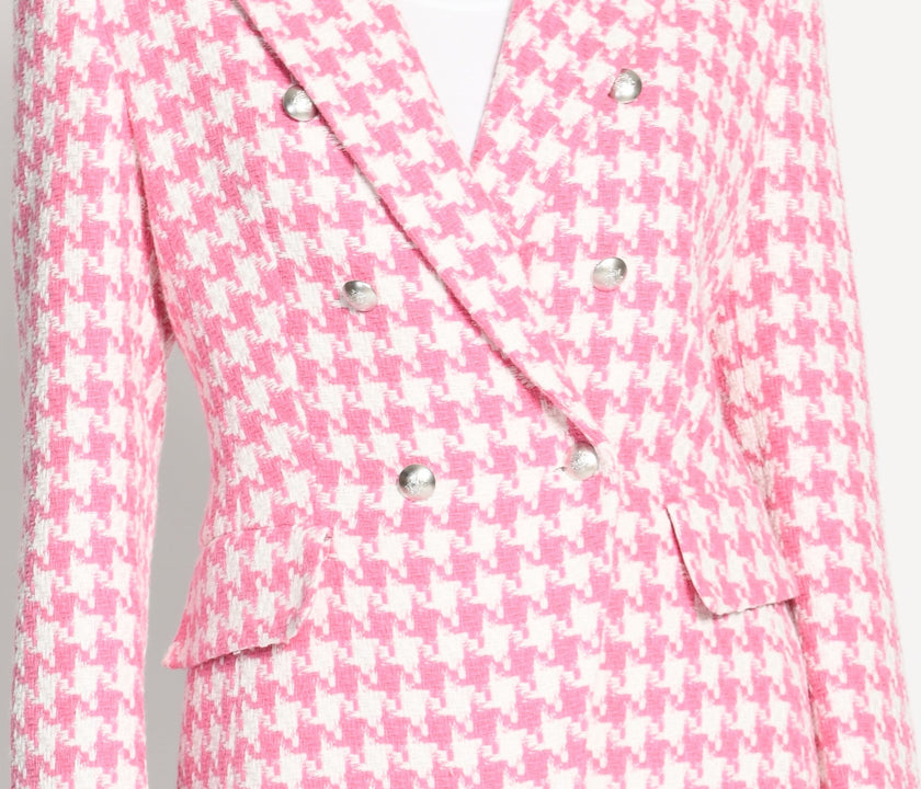 Detailaufnahme des Pepita-Musters in Rosa und Weiß auf leicht tailliertem Damenblazer