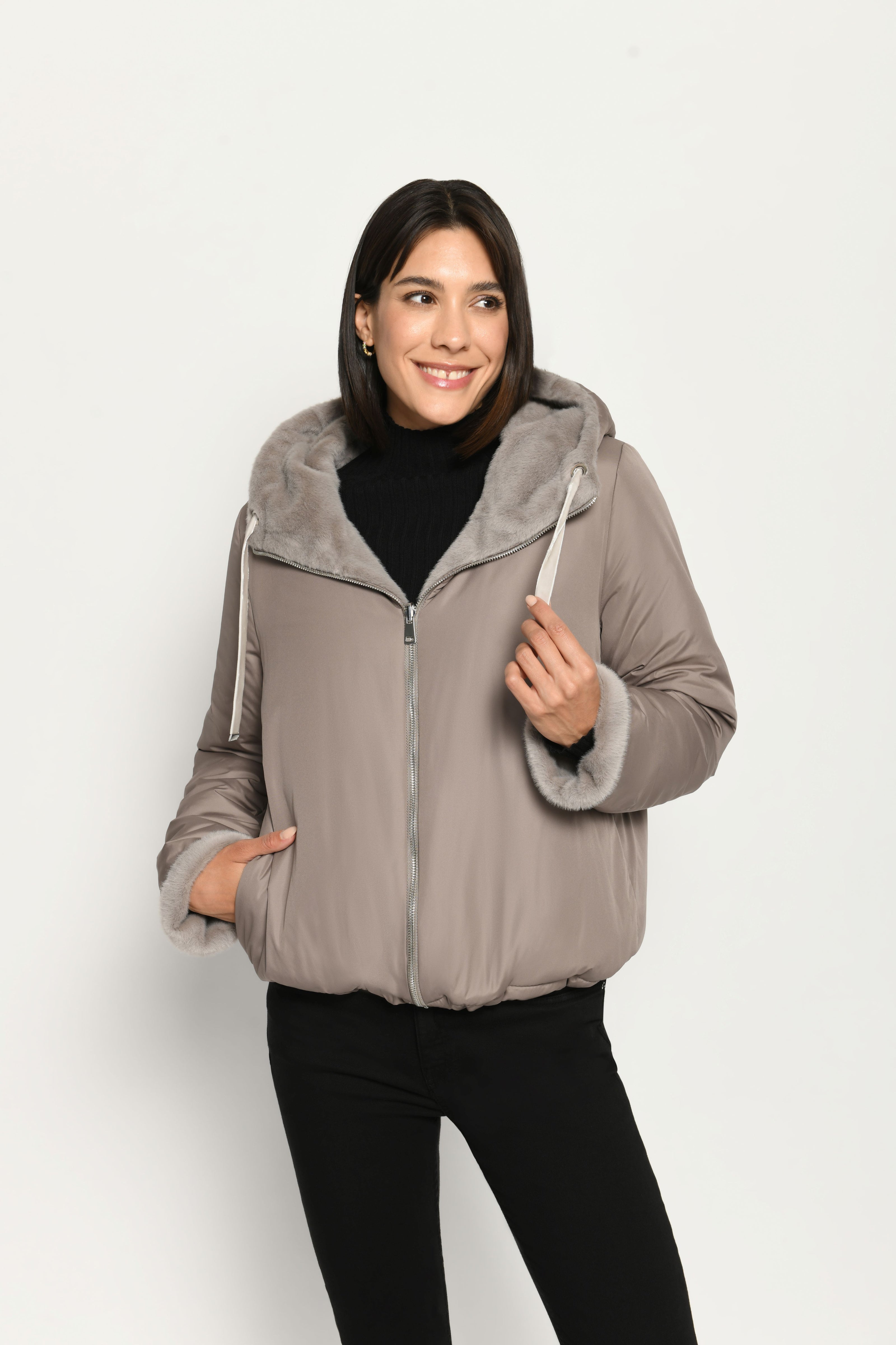 Wendejacke für Damen in der Farbe Taupe mit Webpelz als Innenseite und glatter Außenseite – Vorderansicht