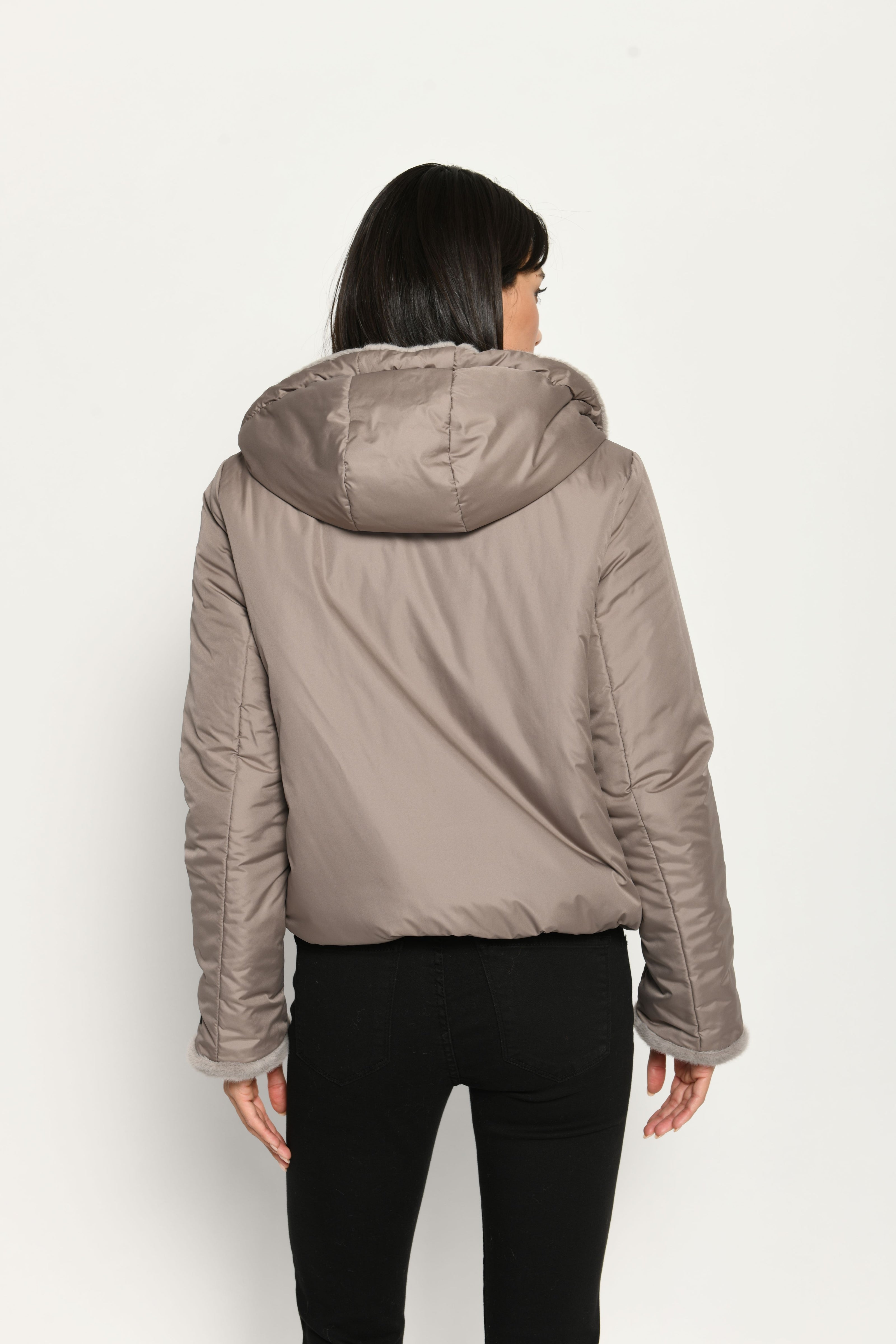 Wendejacke für Damen in der Farbe Taupe mit Webpelz als Innenseite und glatter Außenseite – Rückansicht