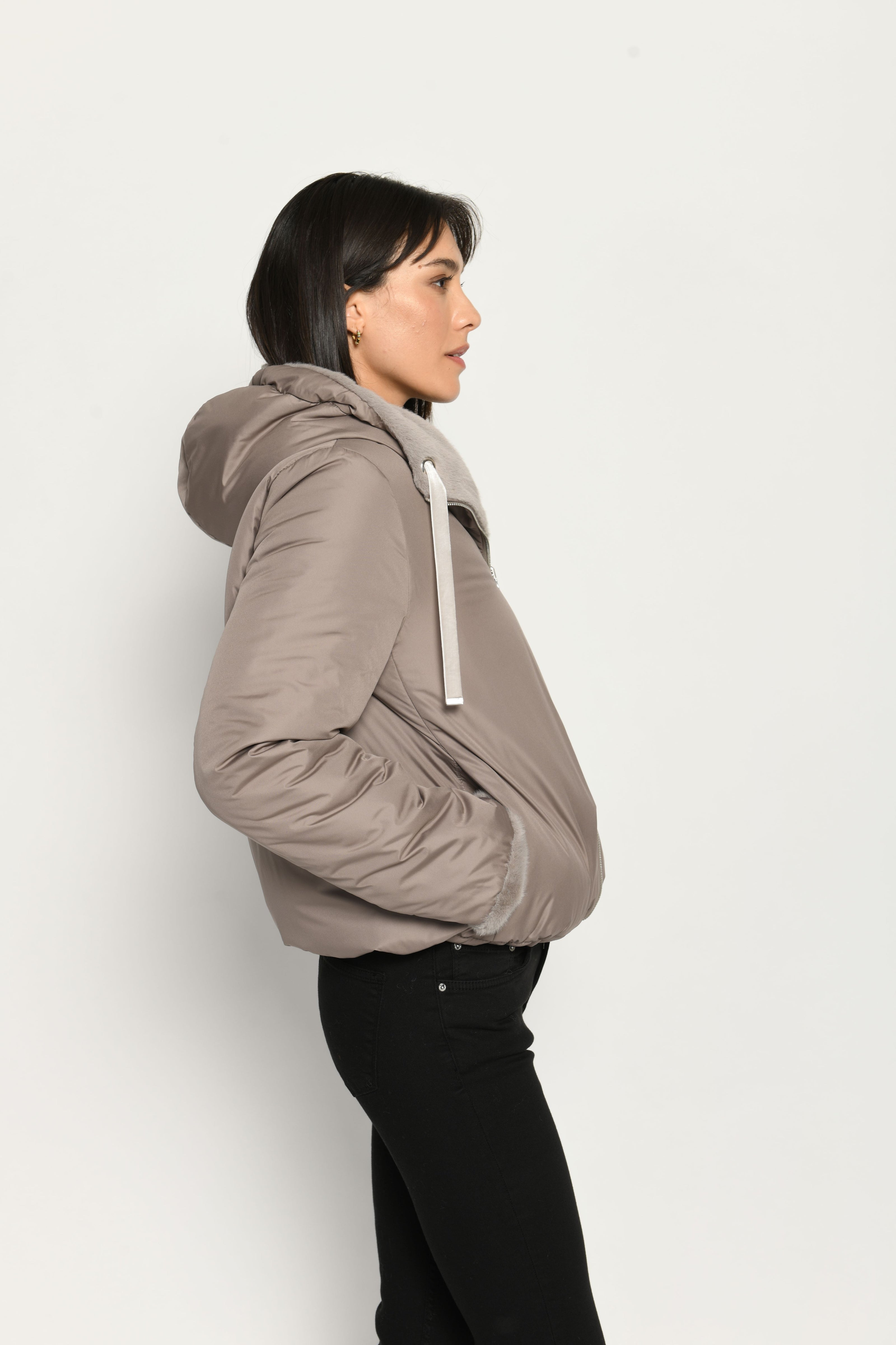 Wendejacke für Damen in der Farbe Taupe mit Webpelz als Innenseite und glatter Außenseite – Seitenansicht rechts