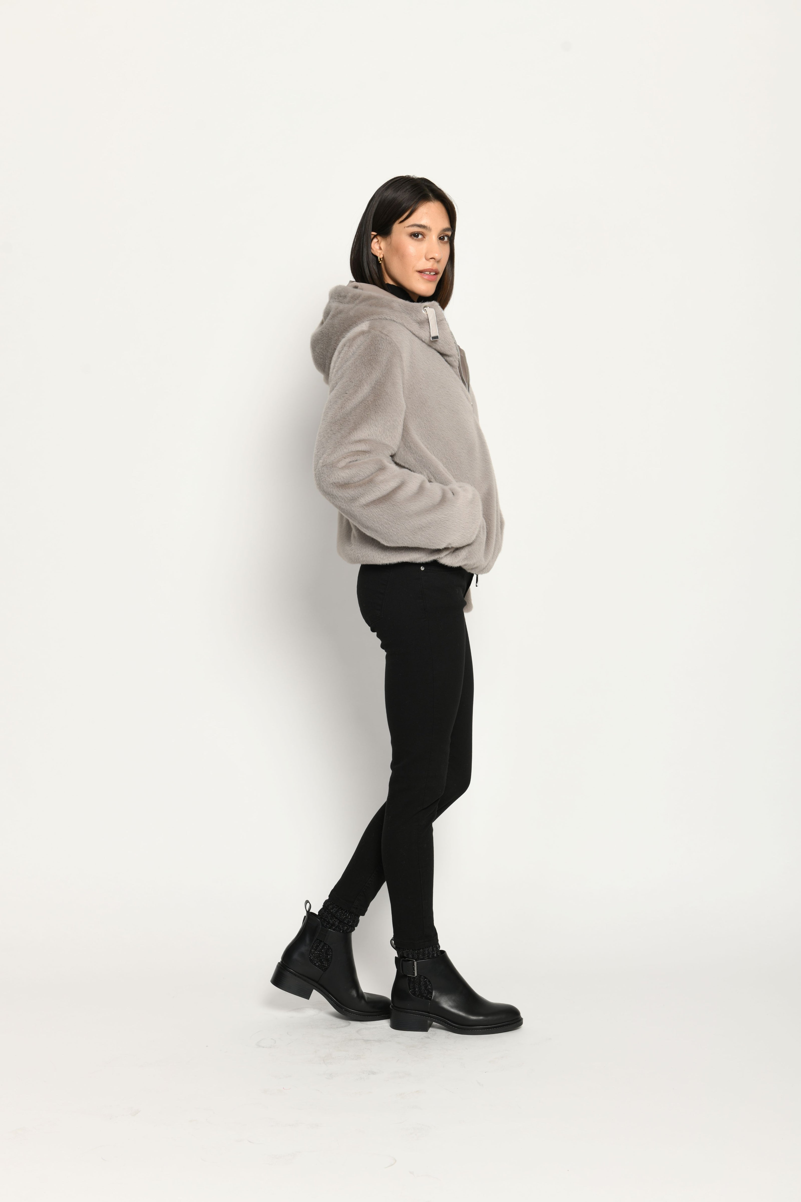 Wendejacke für Damen in der Farbe Taupe mit Webpelz als Außenseite, kombiniert zu schwarzer Jeans – Seitenansicht rechts