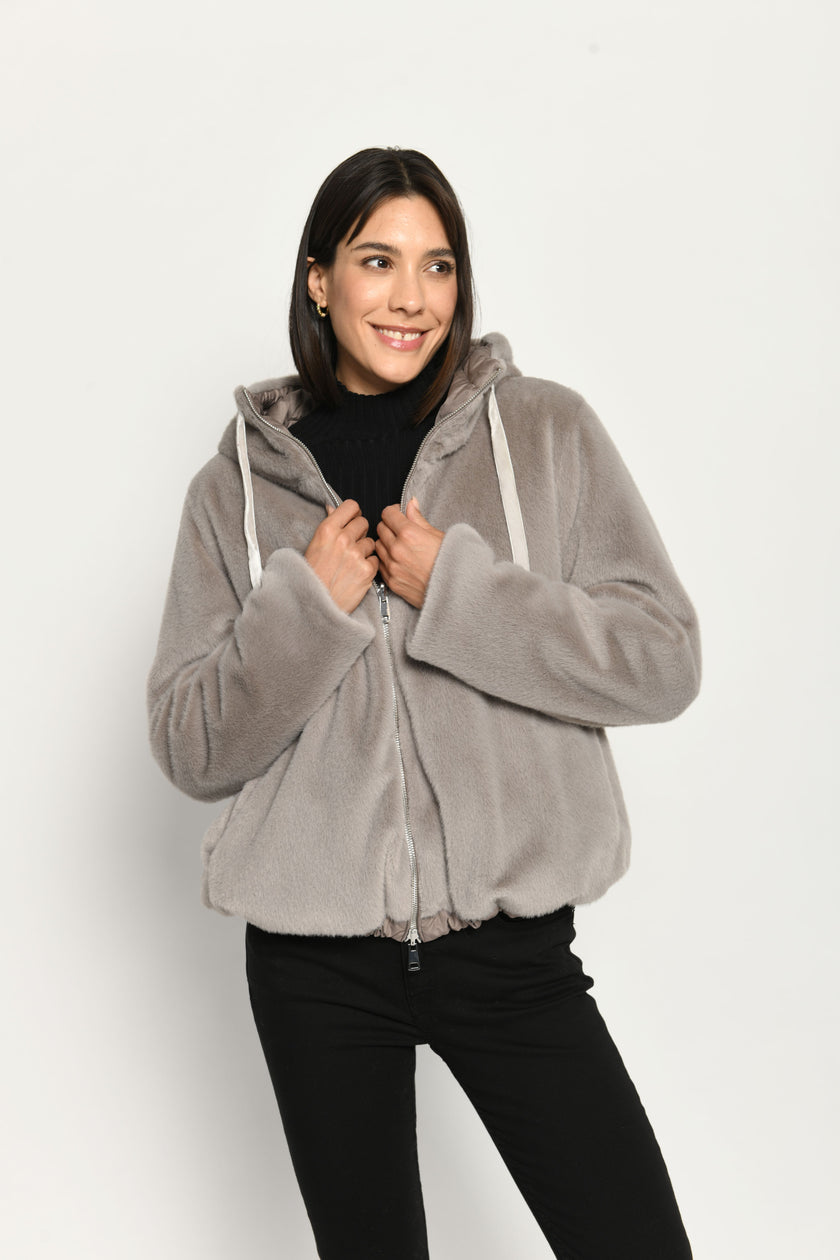 Wendejacke für Damen in der Farbe Taupe mit Webpelz als Außenseite, kombiniert zu schwarzer Jeans – Vorderansicht