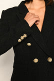 Zweireihiger schwarzer taillierter Bouclé-Blazer für Damen mit goldenen Statementknöpfen – Detailansicht