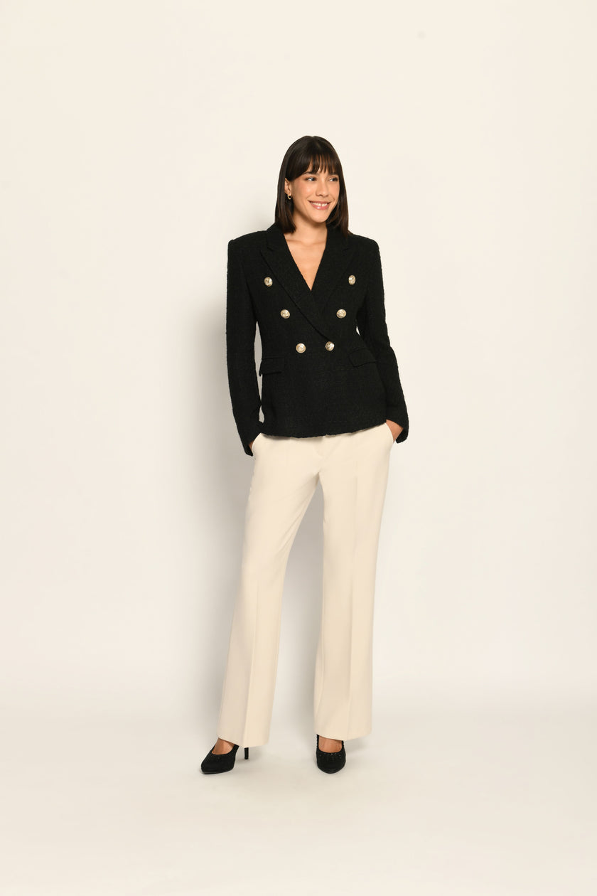 Zweireihiger schwarzer taillierter Bouclé-Blazer für Damen, kombiniert mit beiger Stoffhose – Vorderansicht