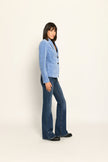 Slim-Fit-Blazer für Damen in der Farbe Hellblau, klassisch designt und lässig kombiniert zu Jeans – Seitenansicht rechts