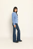 Slim-Fit-Blazer für Damen in der Farbe Hellblau, klassisch designt und lässig kombiniert zu Jeans – Seitenansicht rechts