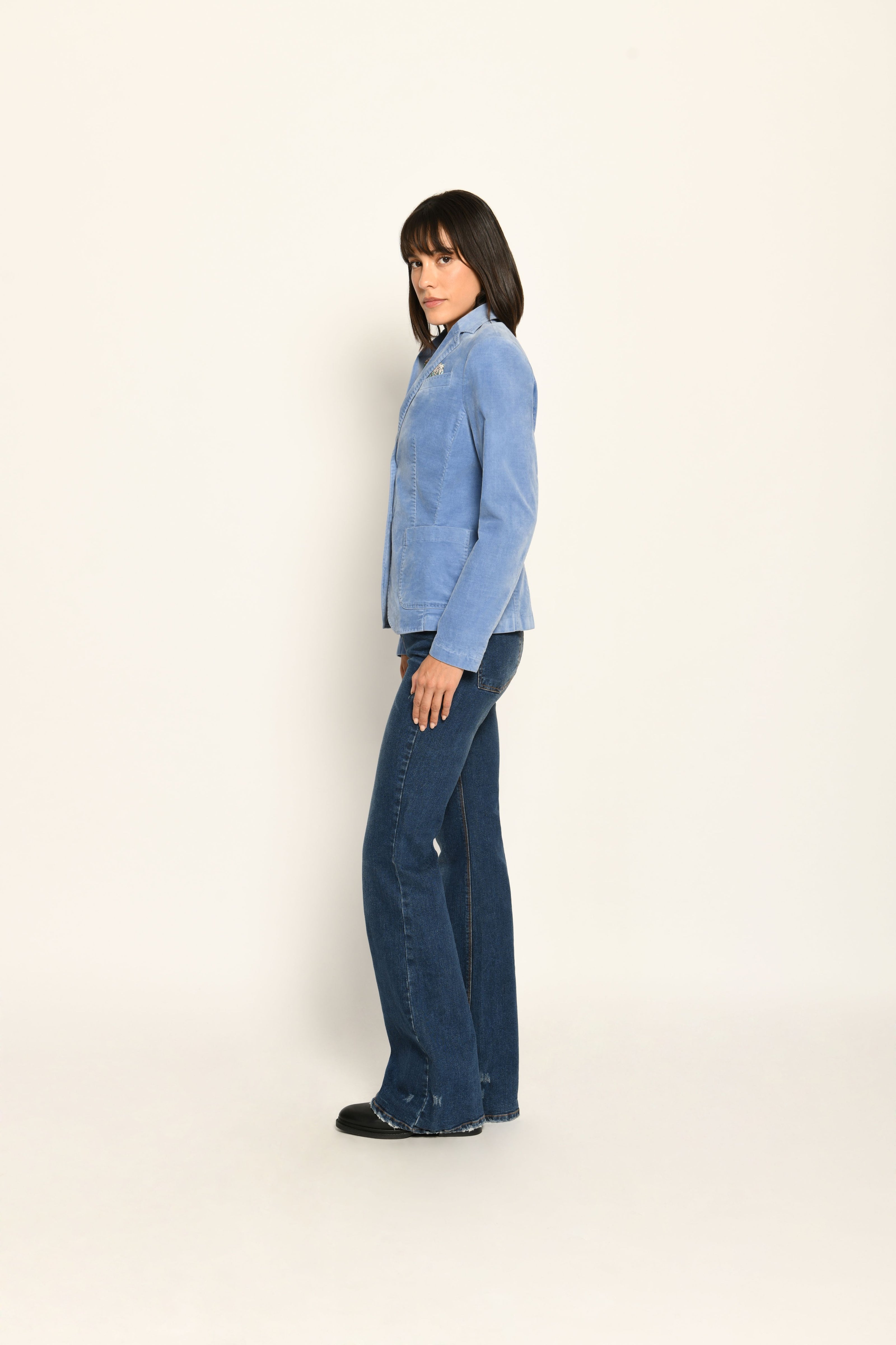 Slim-Fit-Blazer für Damen in der Farbe Hellblau, klassisch designt und lässig kombiniert zu Jeans – Seitenansicht links