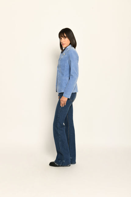 Slim-Fit-Blazer für Damen in der Farbe Hellblau, klassisch designt und lässig kombiniert zu Jeans – Seitenansicht links