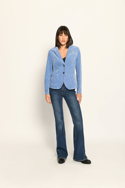 Slim-Fit-Blazer für Damen in der Farbe Hellblau, klassisch designt und lässig kombiniert zu Jeans – Vorderseite