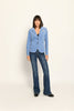 Slim-Fit-Blazer für Damen in der Farbe Hellblau, klassisch designt und lässig kombiniert zu Jeans – Vorderseite