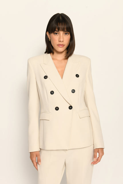 Beiger doppelreihiger Blazer für Damen mit schwarzen Knöpfen und Reverskragen. Perfekt kombiniert zur passenden Hose.