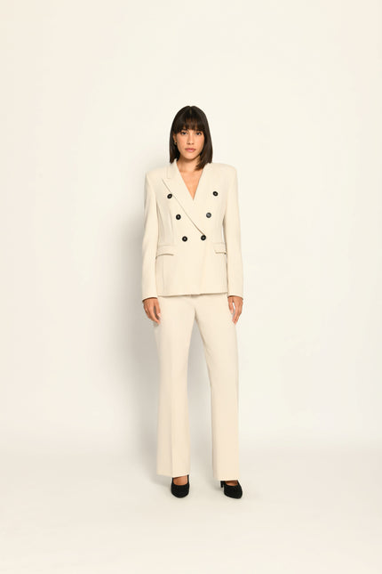 Beiger doppelreihiger Blazer für Damen mit schwarzen Knöpfen und Reverskragen. Perfekt kombiniert zur passenden Hose. - Vorderansicht