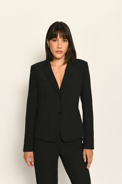 Schwarzer Hosenanzug für Damen, bestehend aus Blazer und weiter Bügelfaltenhose – Nahaufnahme.
