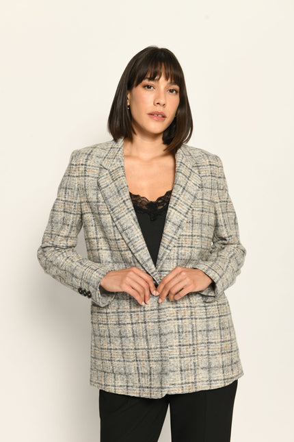 Leicht taillierter Blazer für Damen aus kariertem Wolljersey, kombiniert zu schwarzer Stoffhose – Nahaufnahme.