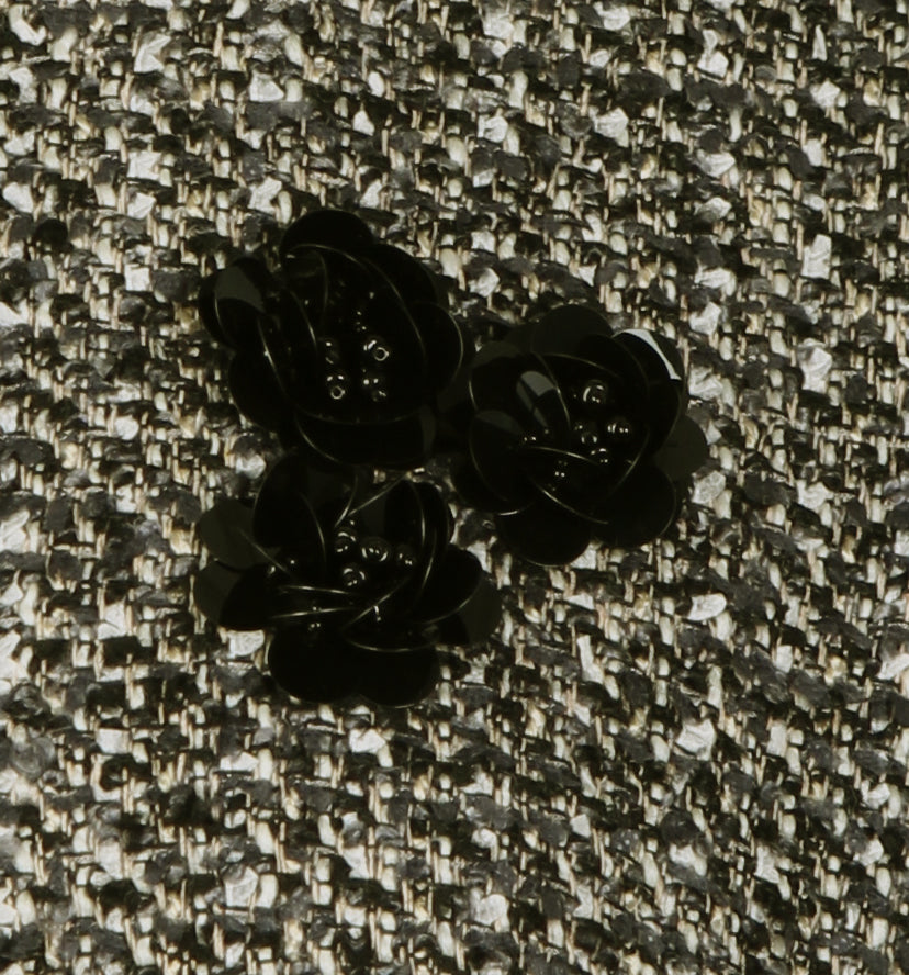 Detailaufnahme der Schmuckblume, welche auf dem Bouclé-Blouson auf der linken Seite, Höhe Brust, angebracht ist.