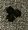 Detailaufnahme der Schmuckblume, welche auf dem Bouclé-Blouson auf der linken Seite, Höhe Brust, angebracht ist.