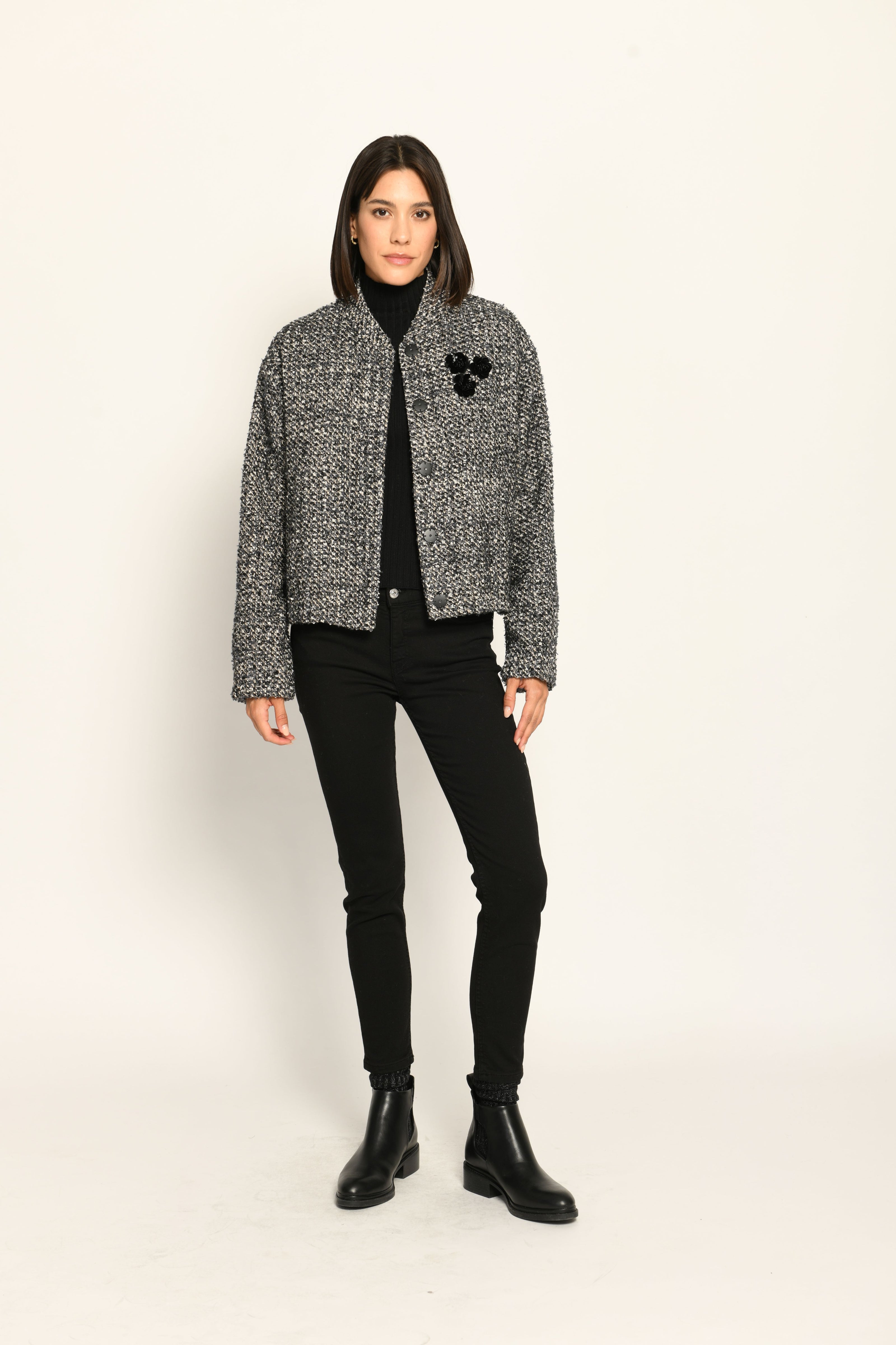 Bouclé-Blouson für Damen in den Farben Schwarz und Weiß mit Schmuckblume auf der linken Brust – Front