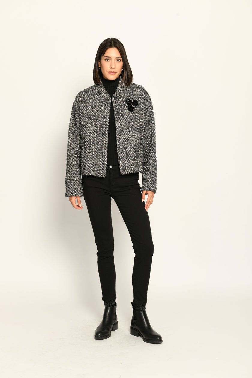 Bouclé-Blouson für Damen in den Farben Schwarz und Weiß mit Schmuckblume auf der linken Brust – Front