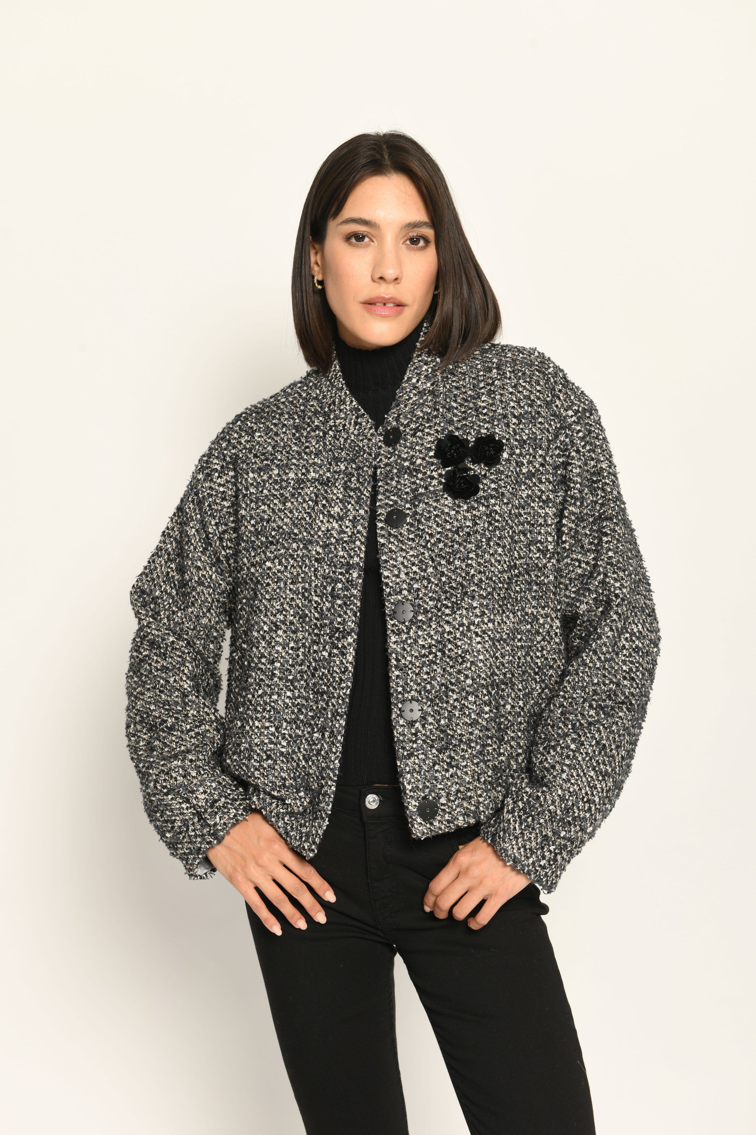 Bouclé-Blouson für Damen in den Farben Schwarz und Weiß mit Schmuckblume auf der linken Brust – Vorderseite