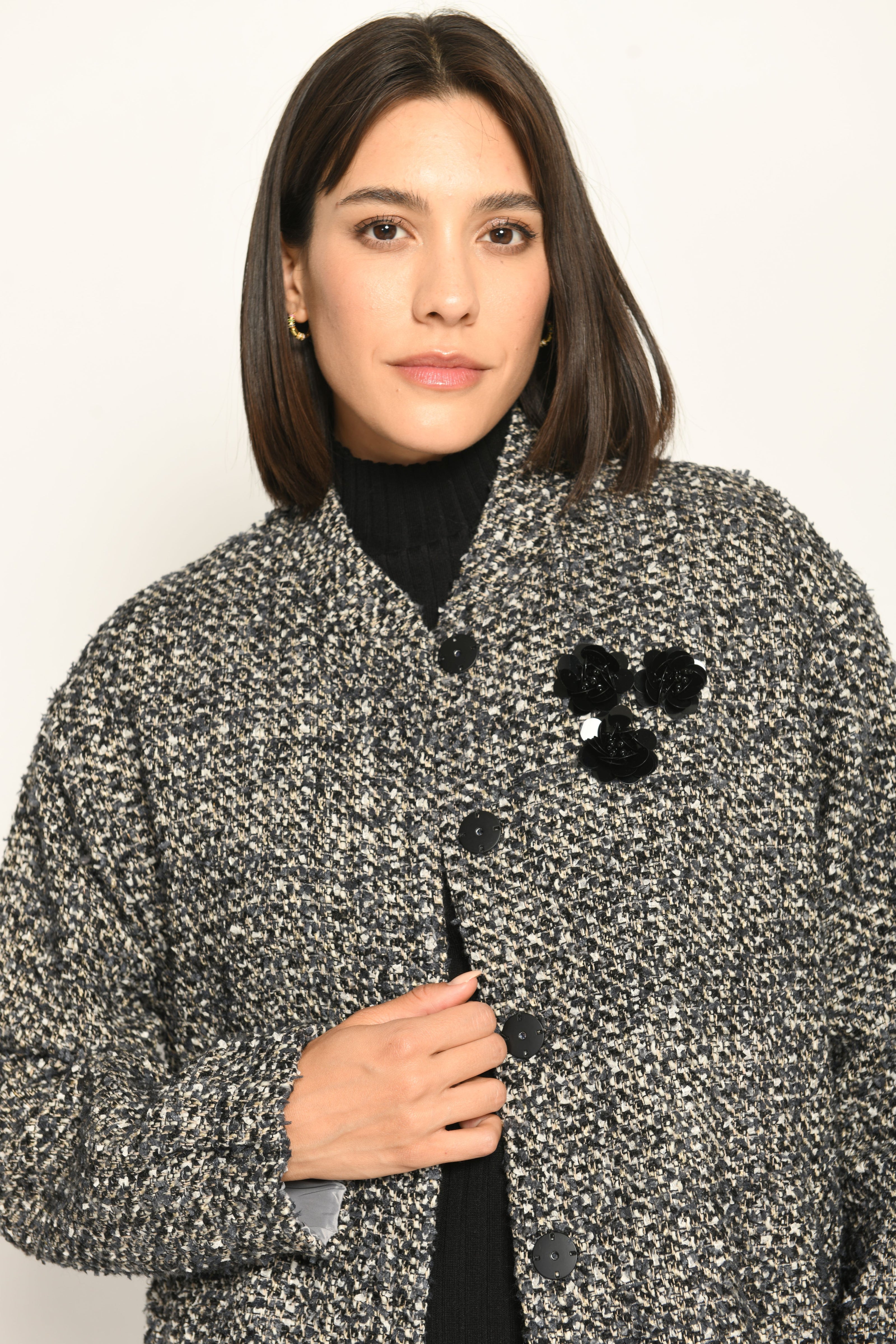 Bouclé-Blouson für Damen in den Farben Schwarz und Weiß mit Schmuckblume auf der linken Brust – Vorderansicht