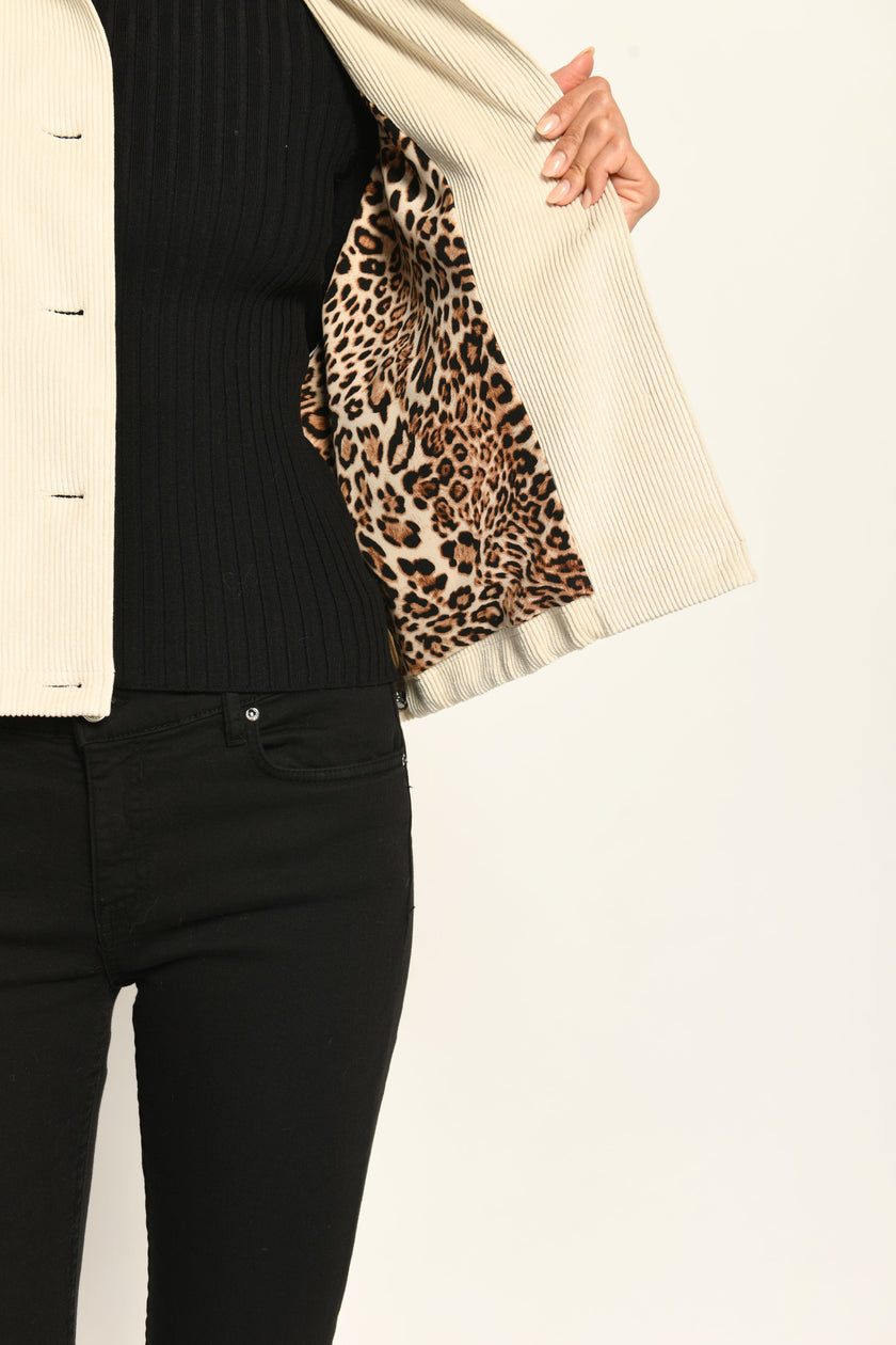 Detailaufnahme des Cord-Blousons zeigt Innenfutter im Leo-Dessin und sichtbare Knopfleiste.