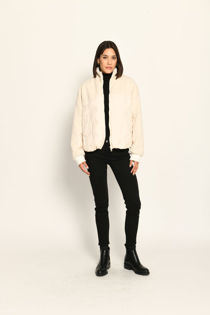 Sportlicher, cremefarbener Blouson für Damen in legerer Passform mit langen Ärmeln und Strickbündchen – Front