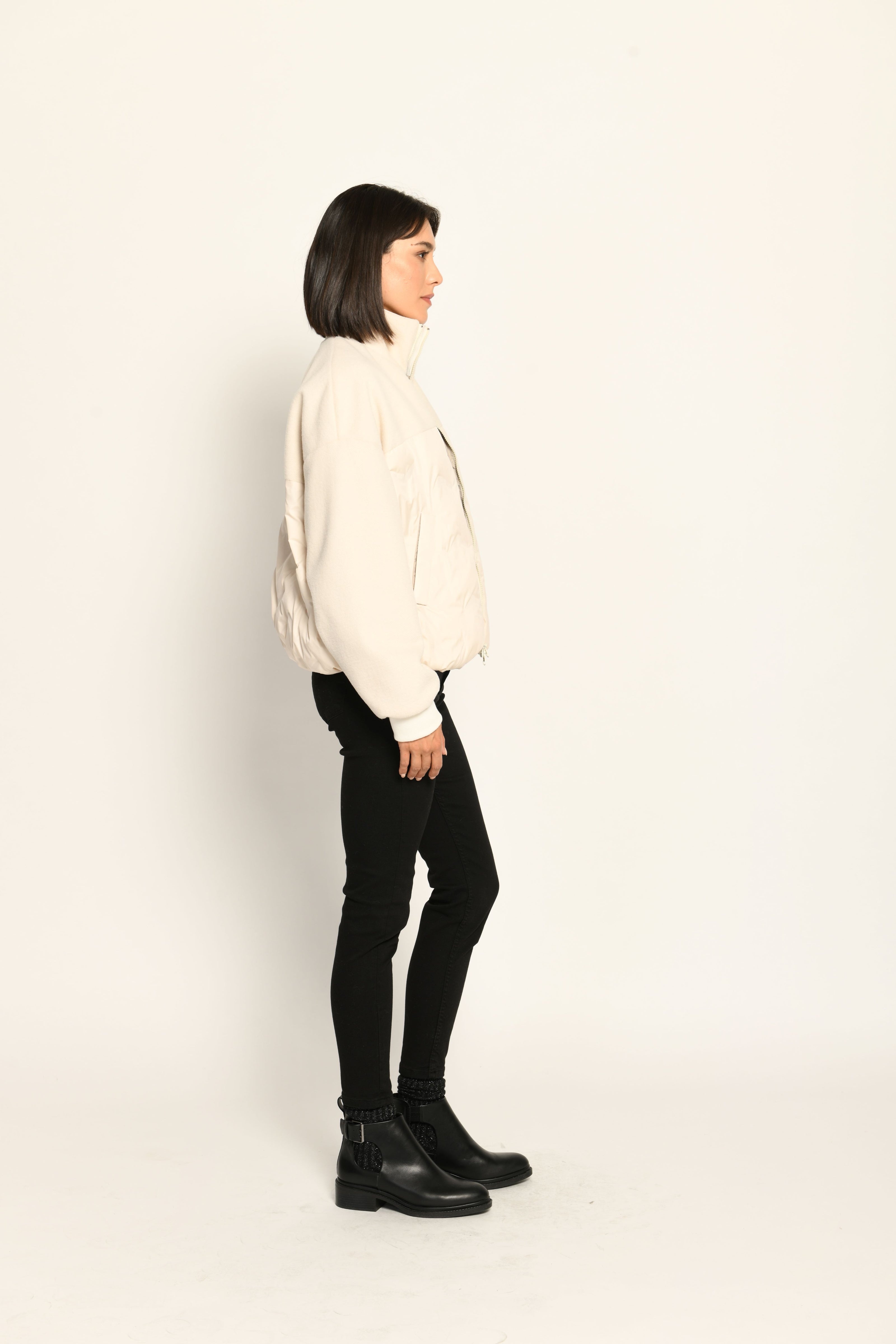 Sportlicher, cremefarbener Blouson für Damen in legerer Passform mit langen Ärmeln und Strickbündchen – Seitenansicht